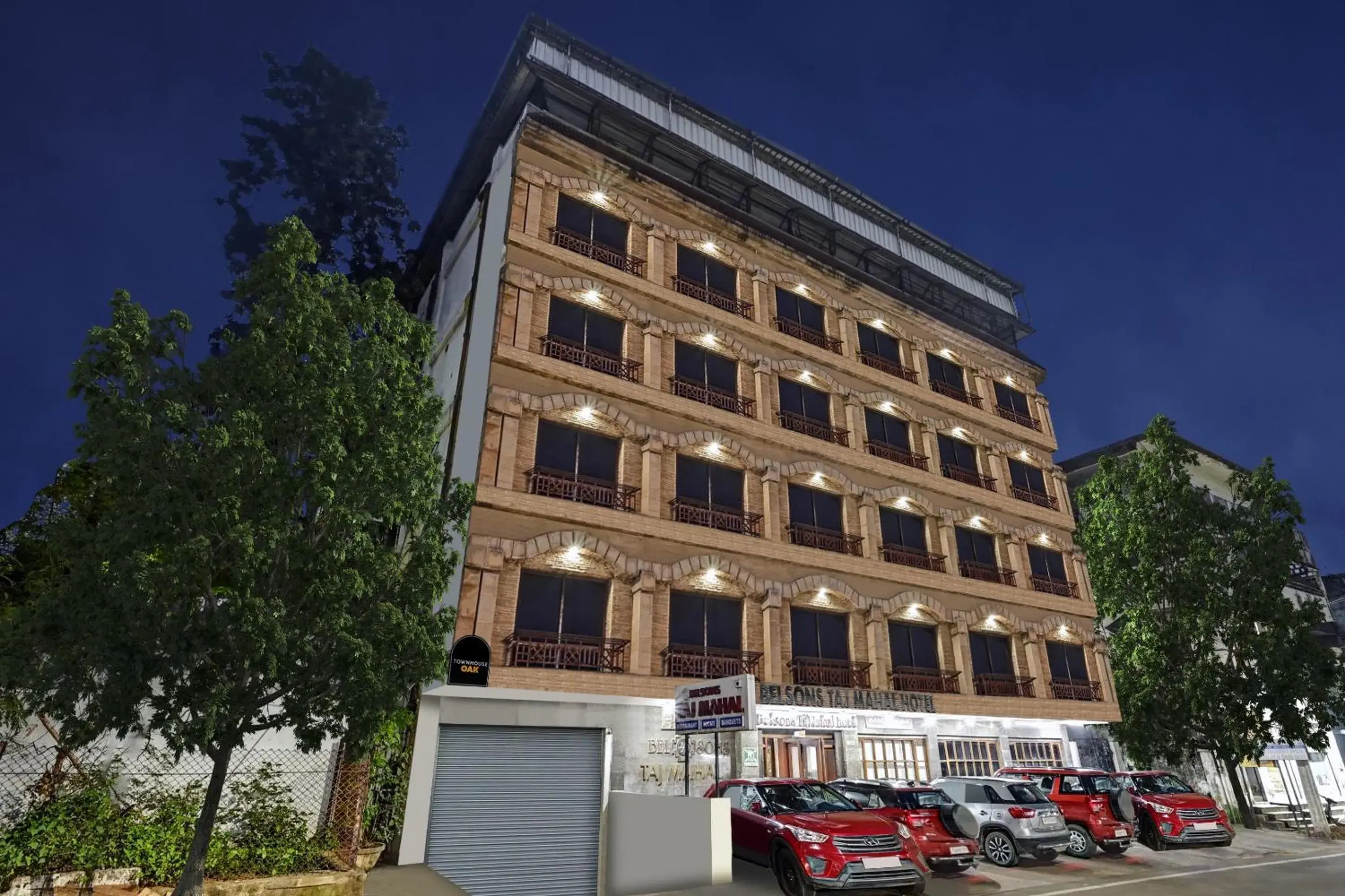 Facade/entrance in Townhouse OAK Hotel Belsons Taj Mahal Facade/entrance in Townhouse OAK Hotel Belsons Taj Mahal