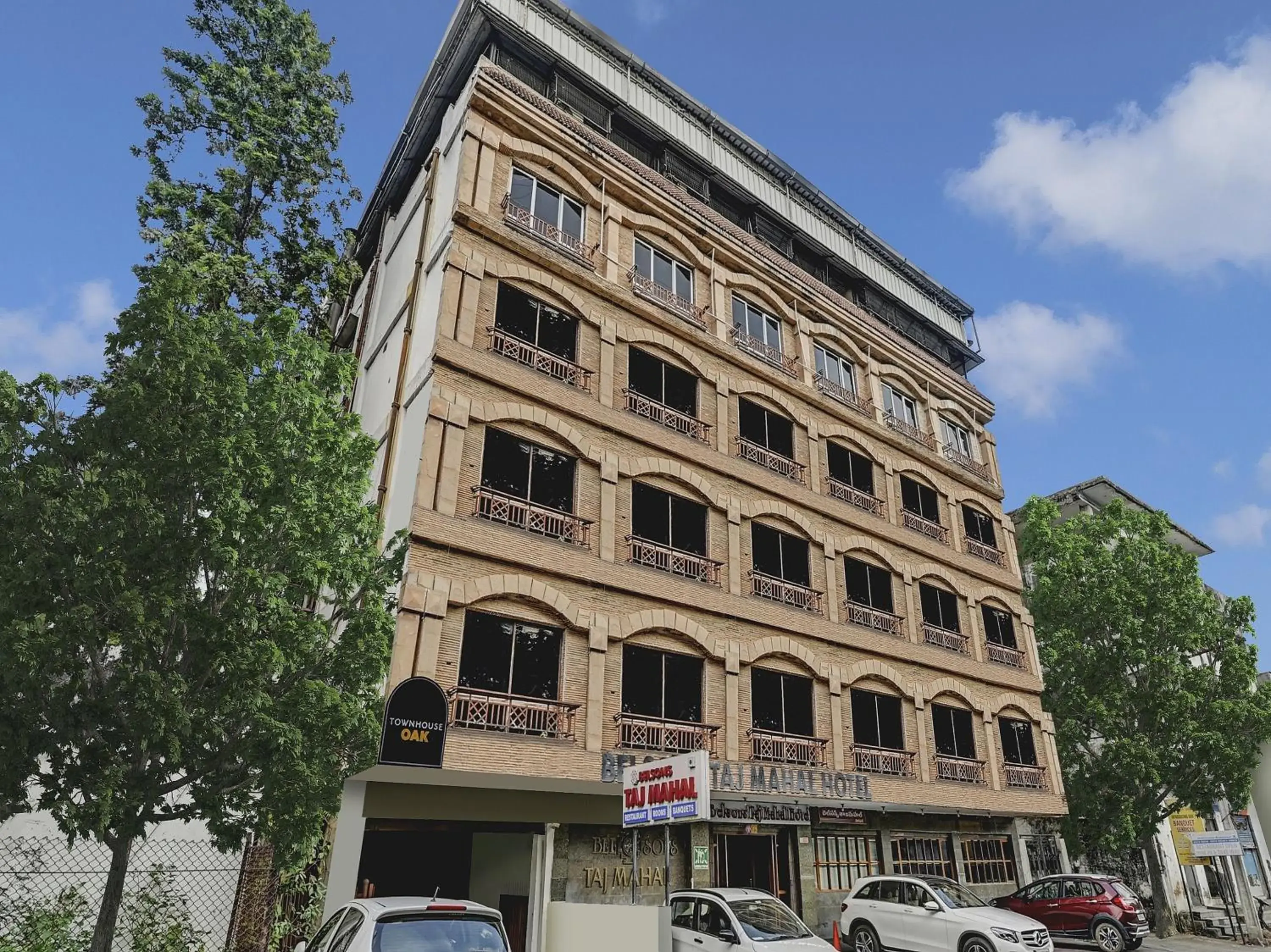 Facade/entrance in Townhouse OAK Hotel Belsons Taj Mahal Facade/entrance in Townhouse OAK Hotel Belsons Taj Mahal
