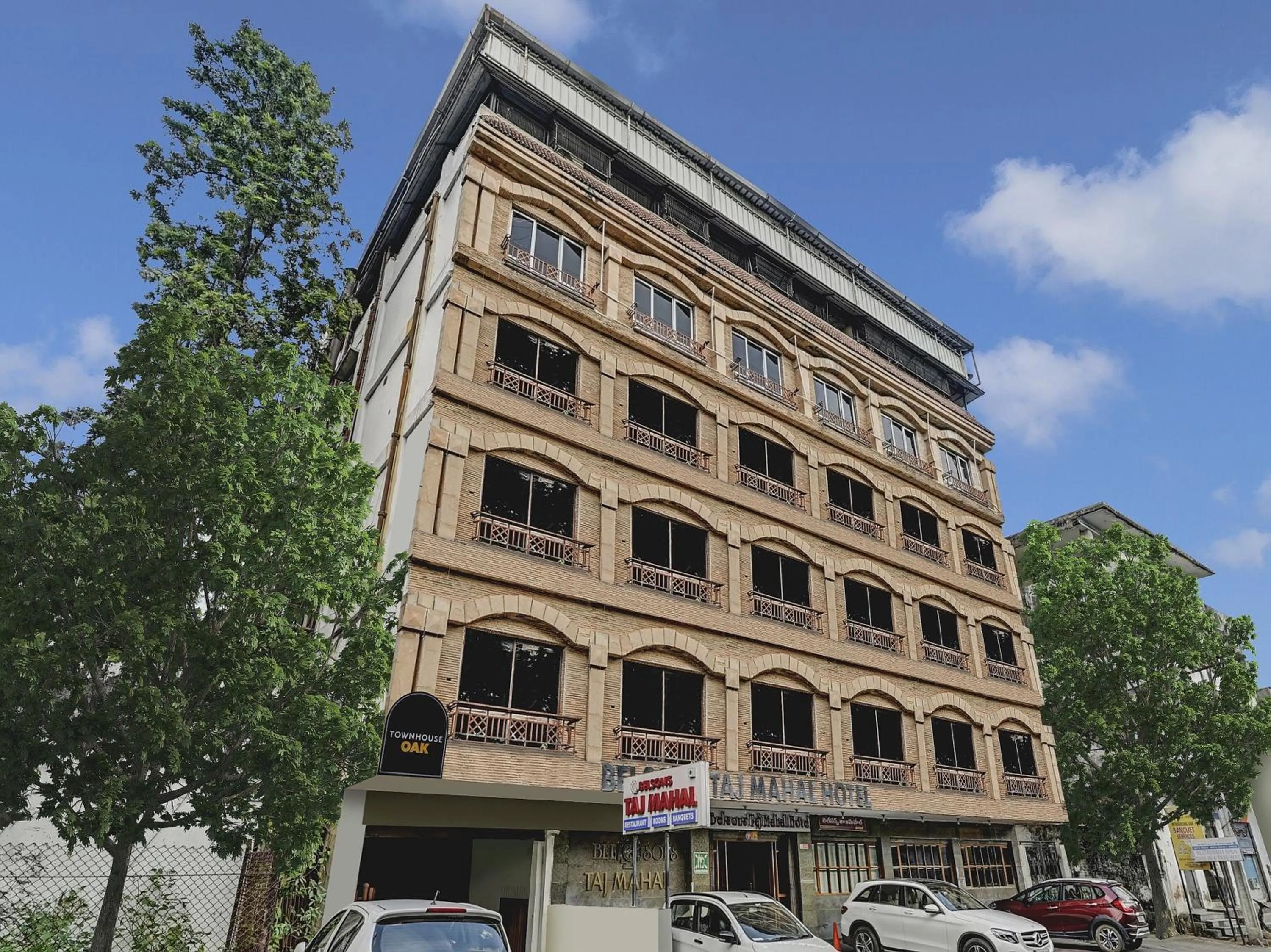 Facade/entrance in Super Townhouse OAK Hotel Belsons Taj Mahal