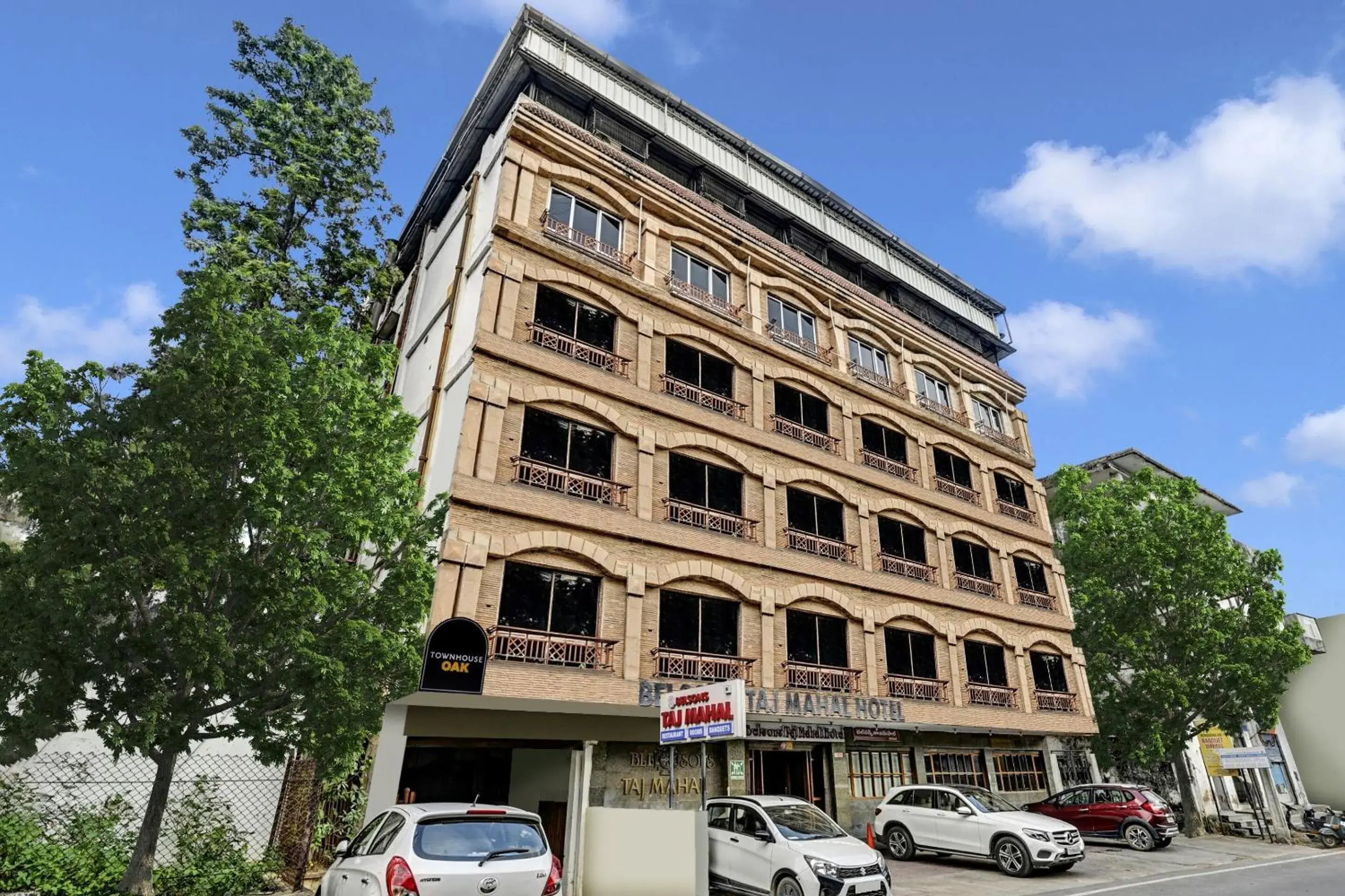 Facade/entrance in Townhouse OAK Hotel Belsons Taj Mahal Facade/entrance in Townhouse OAK Hotel Belsons Taj Mahal