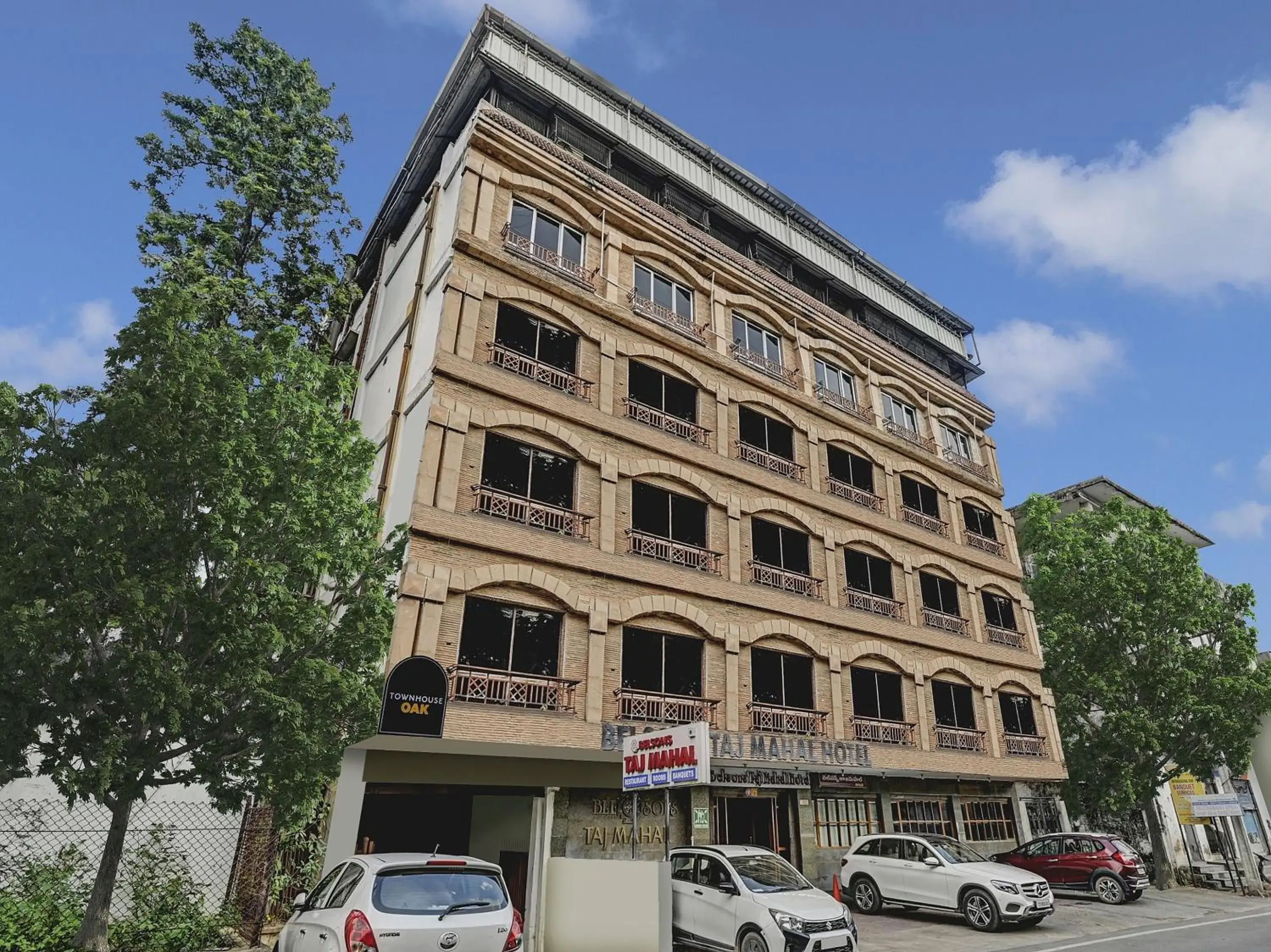 Facade/entrance in Townhouse OAK Hotel Belsons Taj Mahal Facade/entrance in Townhouse OAK Hotel Belsons Taj Mahal
