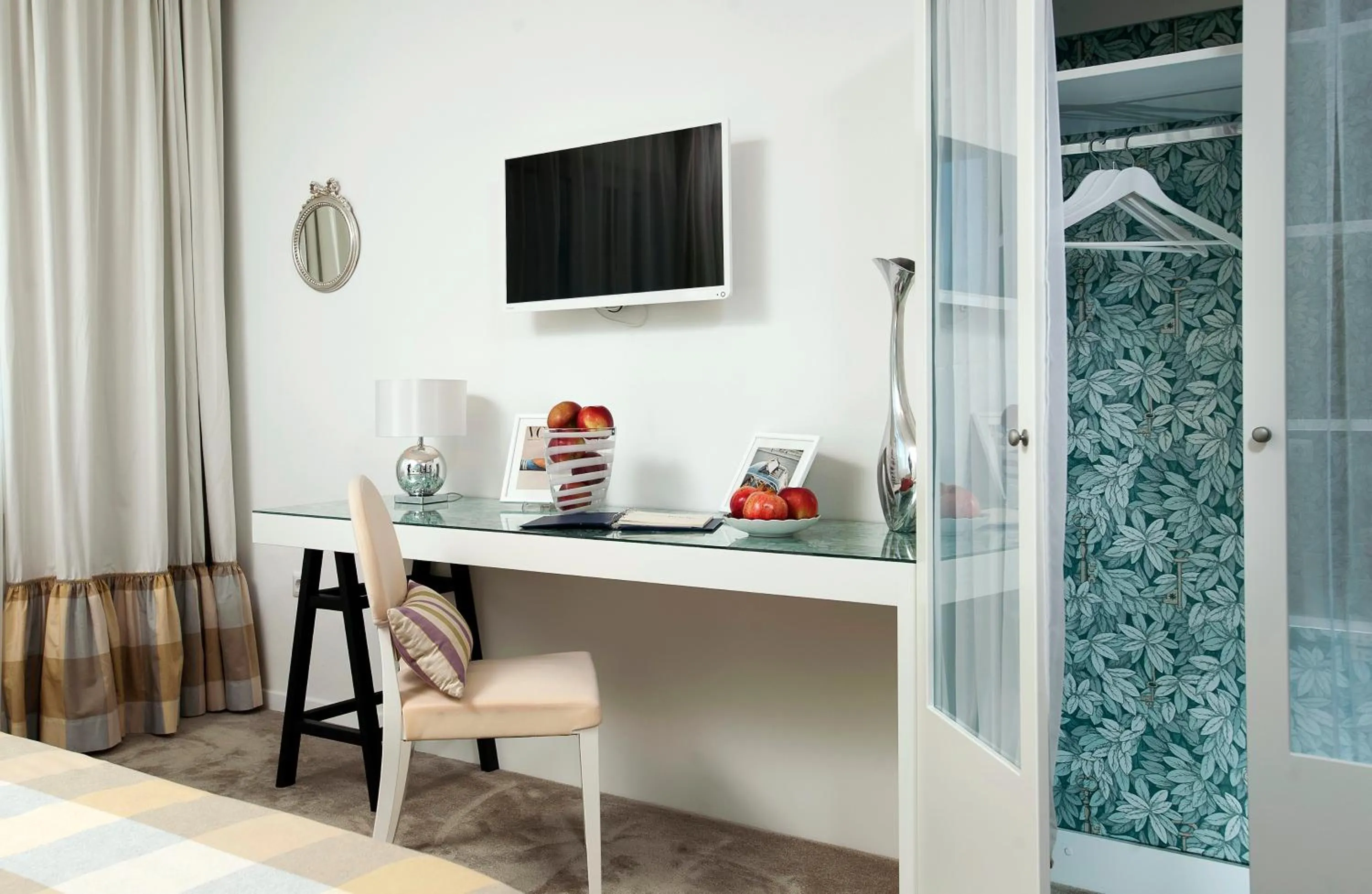 TV and multimedia, Bed in Boban Luxury Suites