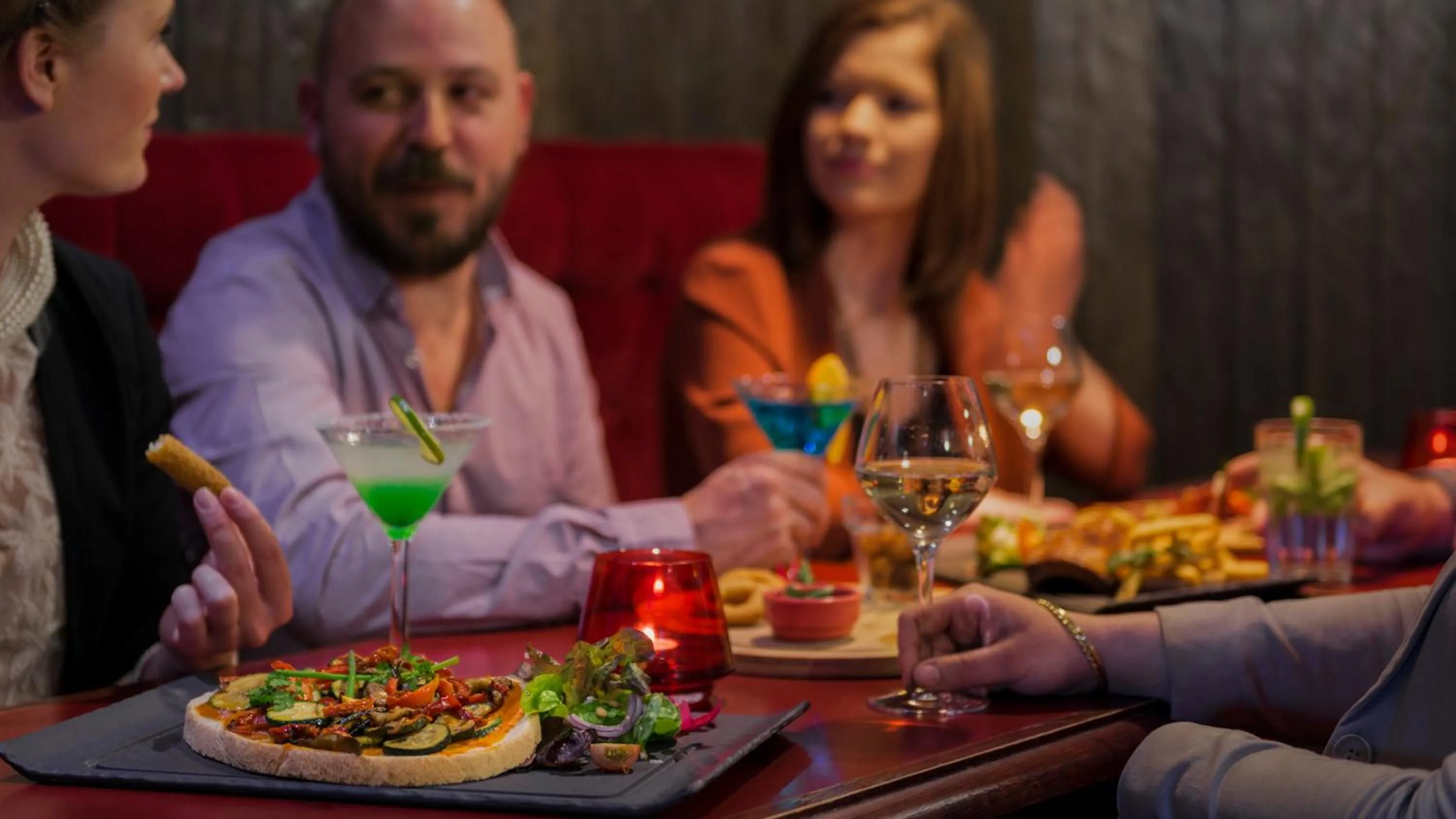 Lounge or bar in Holiday Inn Calais Coquelles by IHG