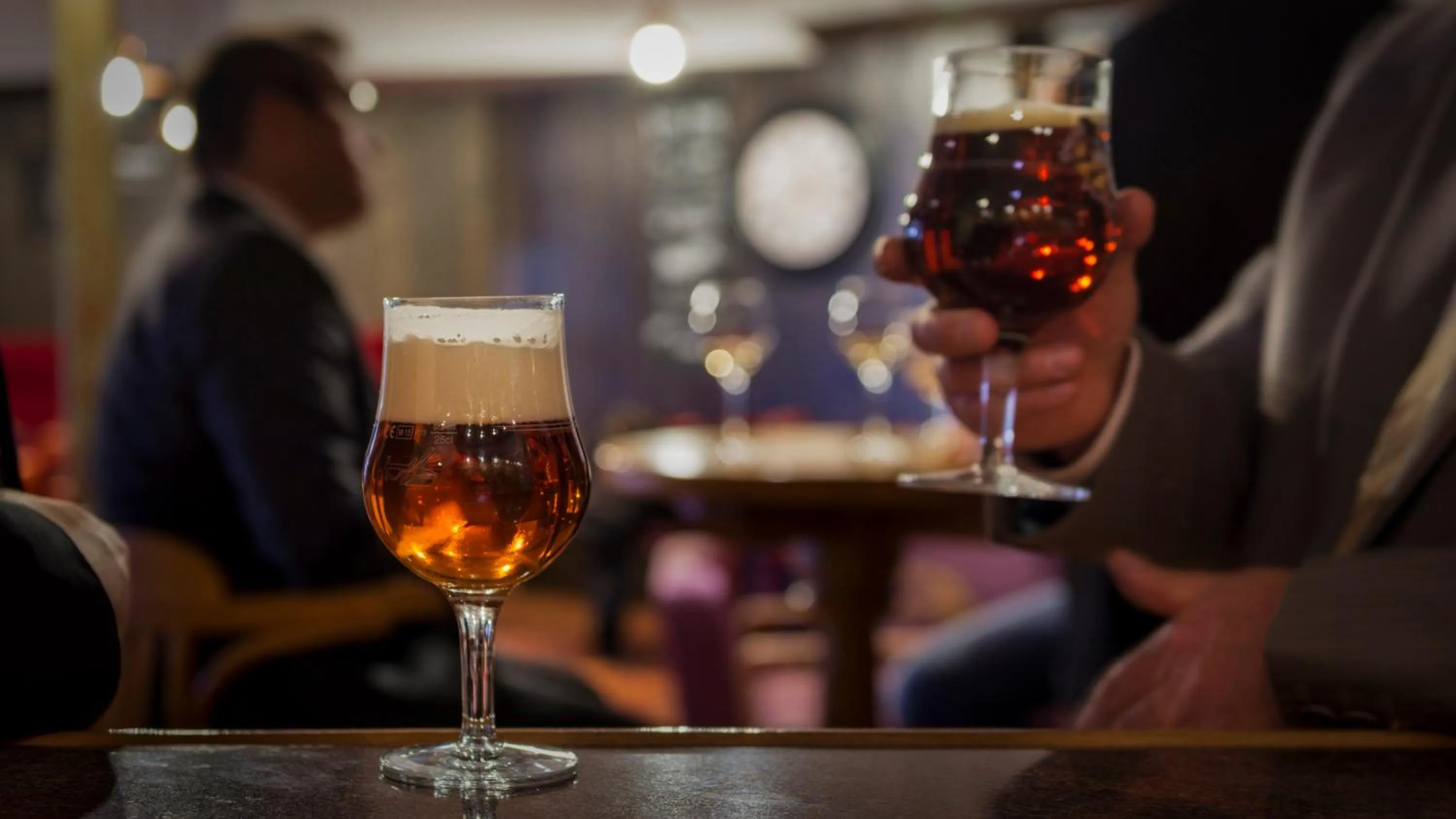 Lounge or bar in Holiday Inn Calais Coquelles by IHG