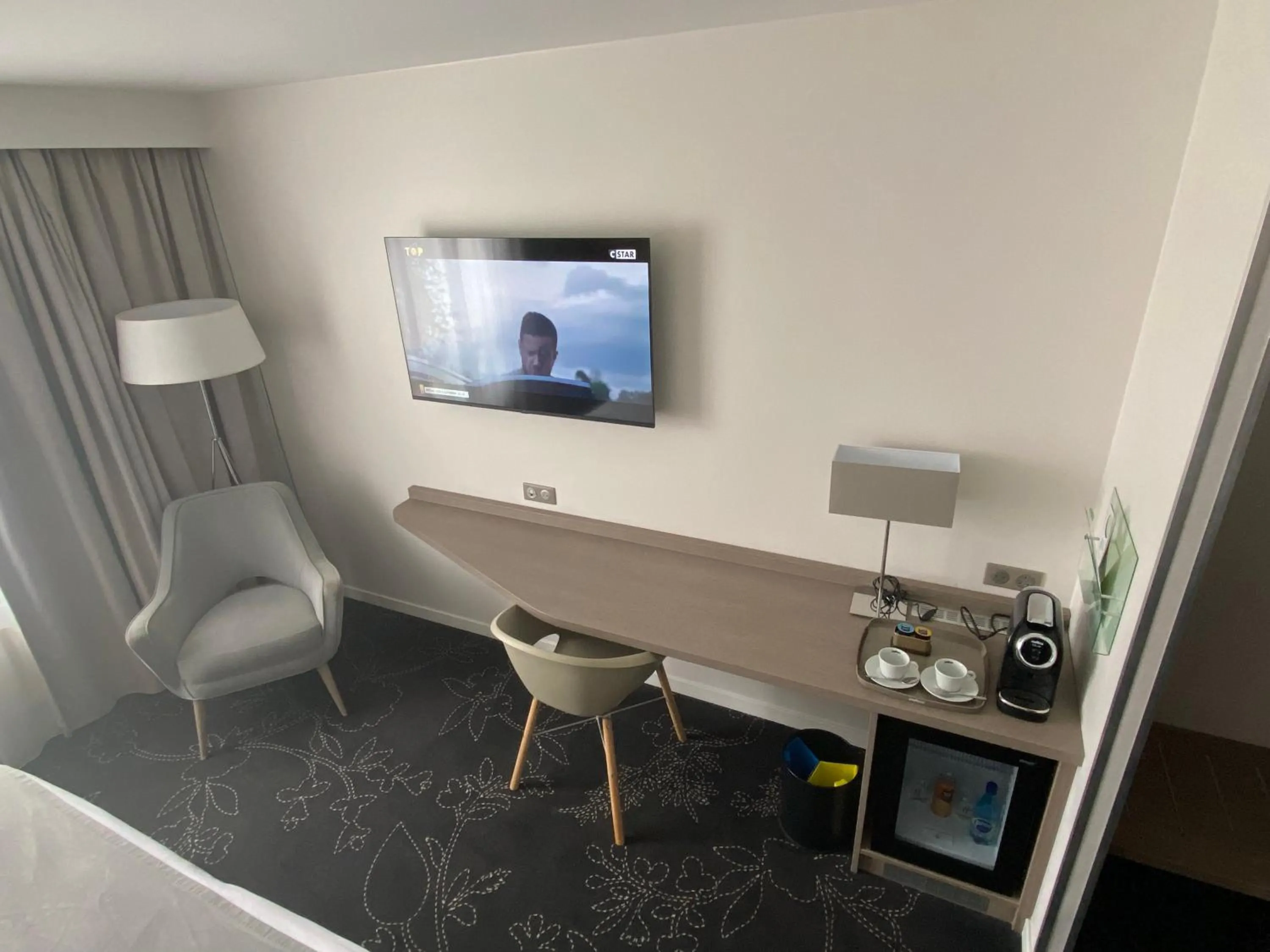 TV and multimedia in Holiday Inn Calais Coquelles by IHG