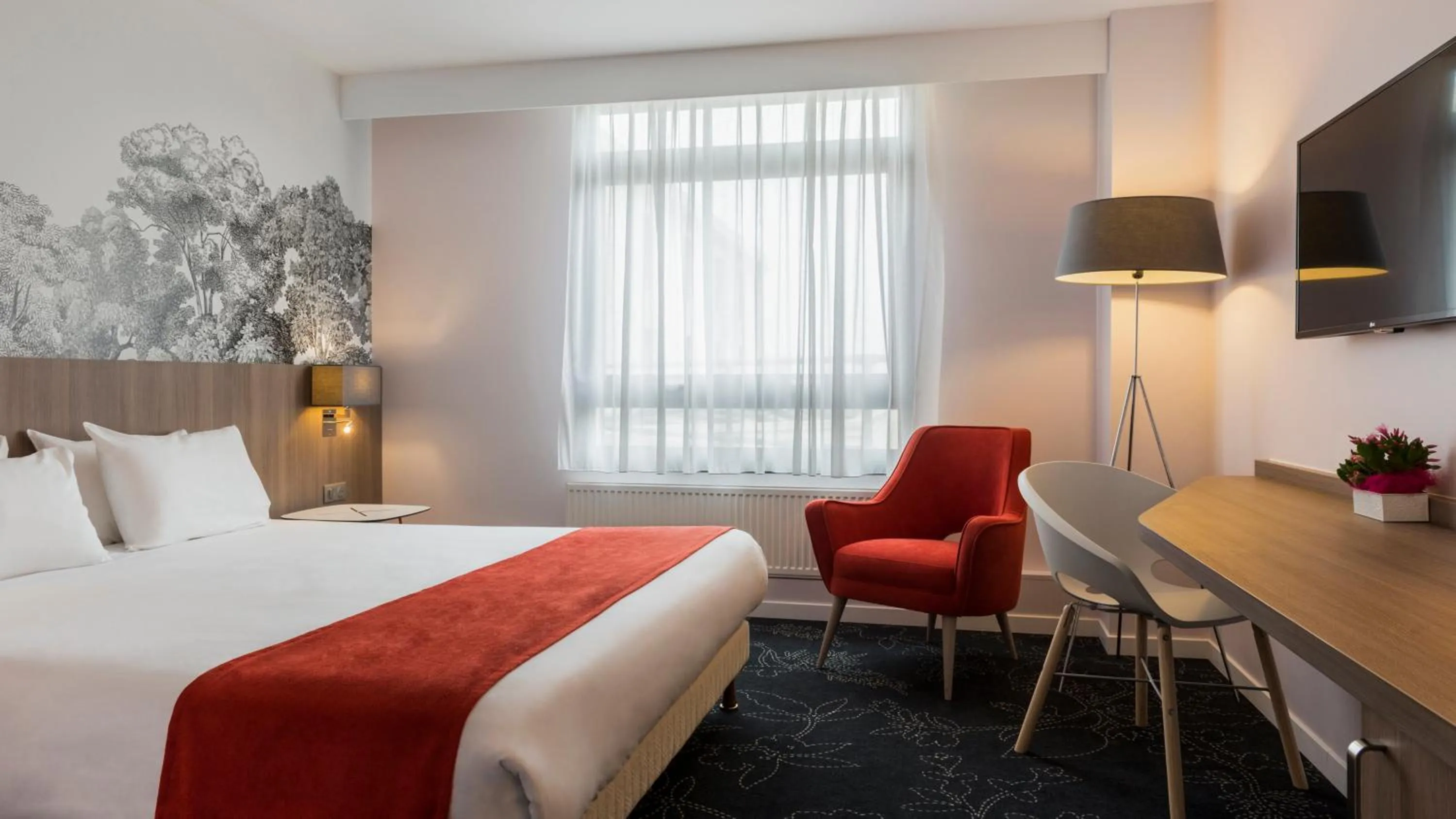 Photo of the whole room, Bed in Holiday Inn Calais Coquelles by IHG