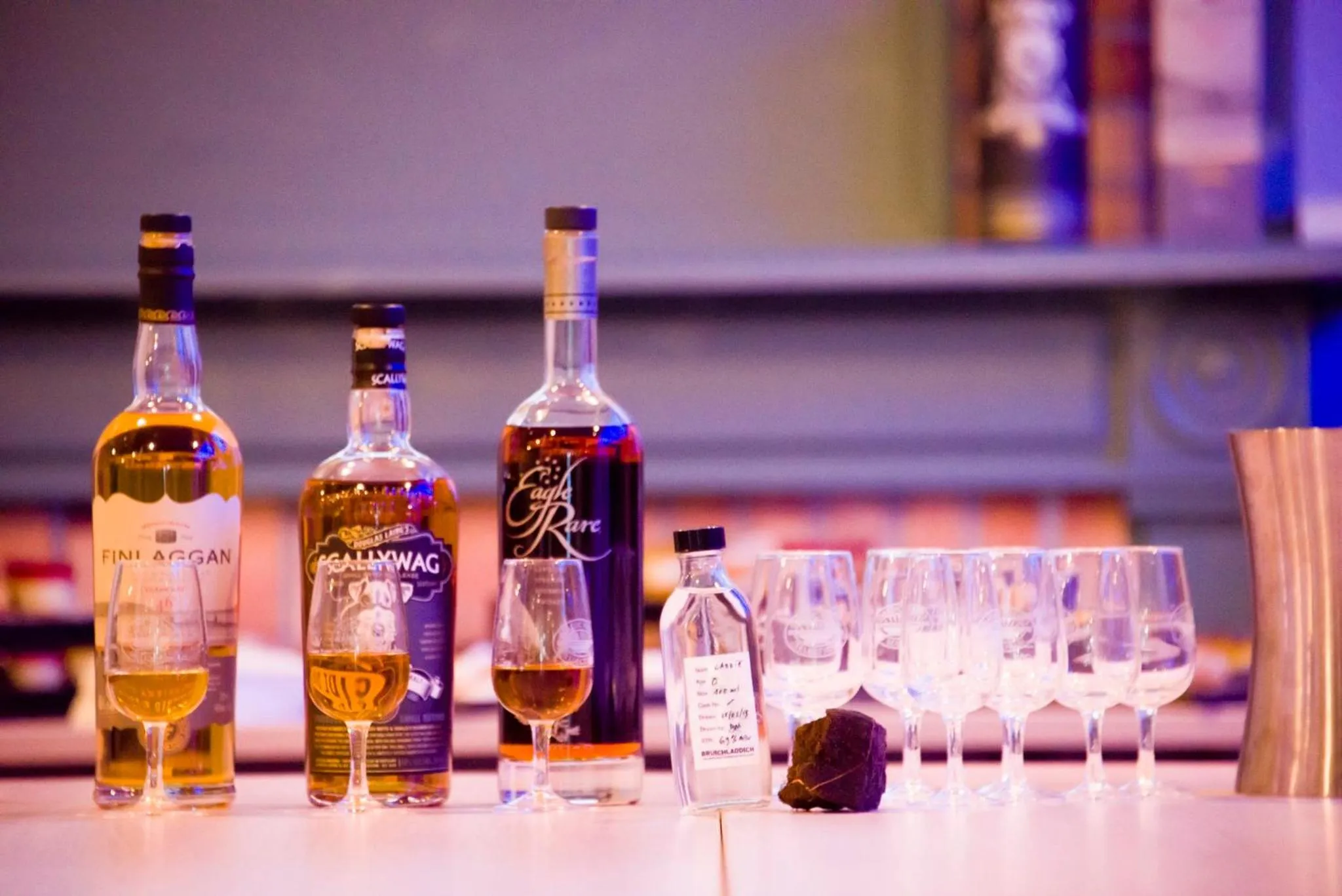 Lounge or bar in Holiday Inn Calais Coquelles by IHG