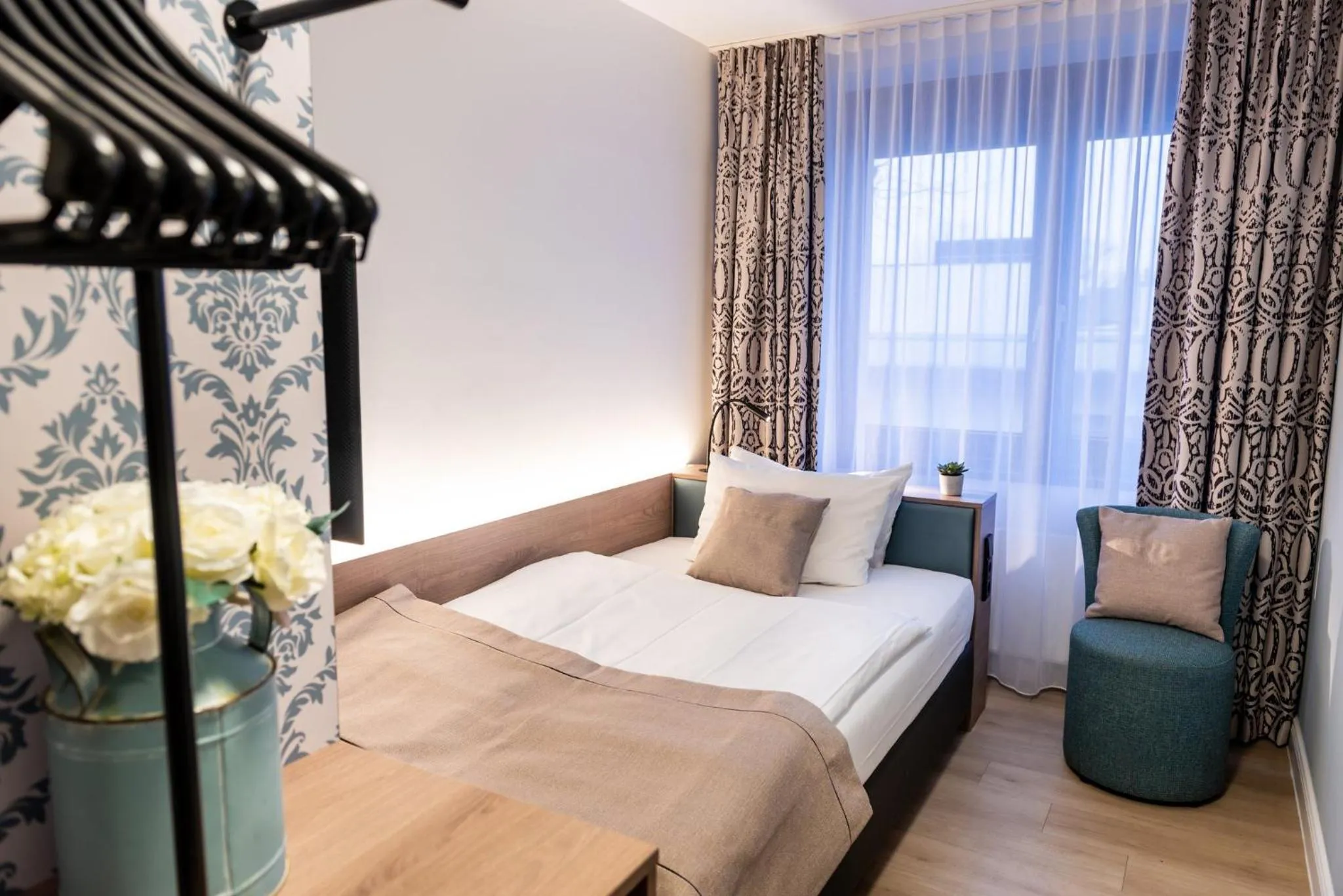 Photo of the whole room, Bed in Garner Hotel Hamburg Nord by IHG