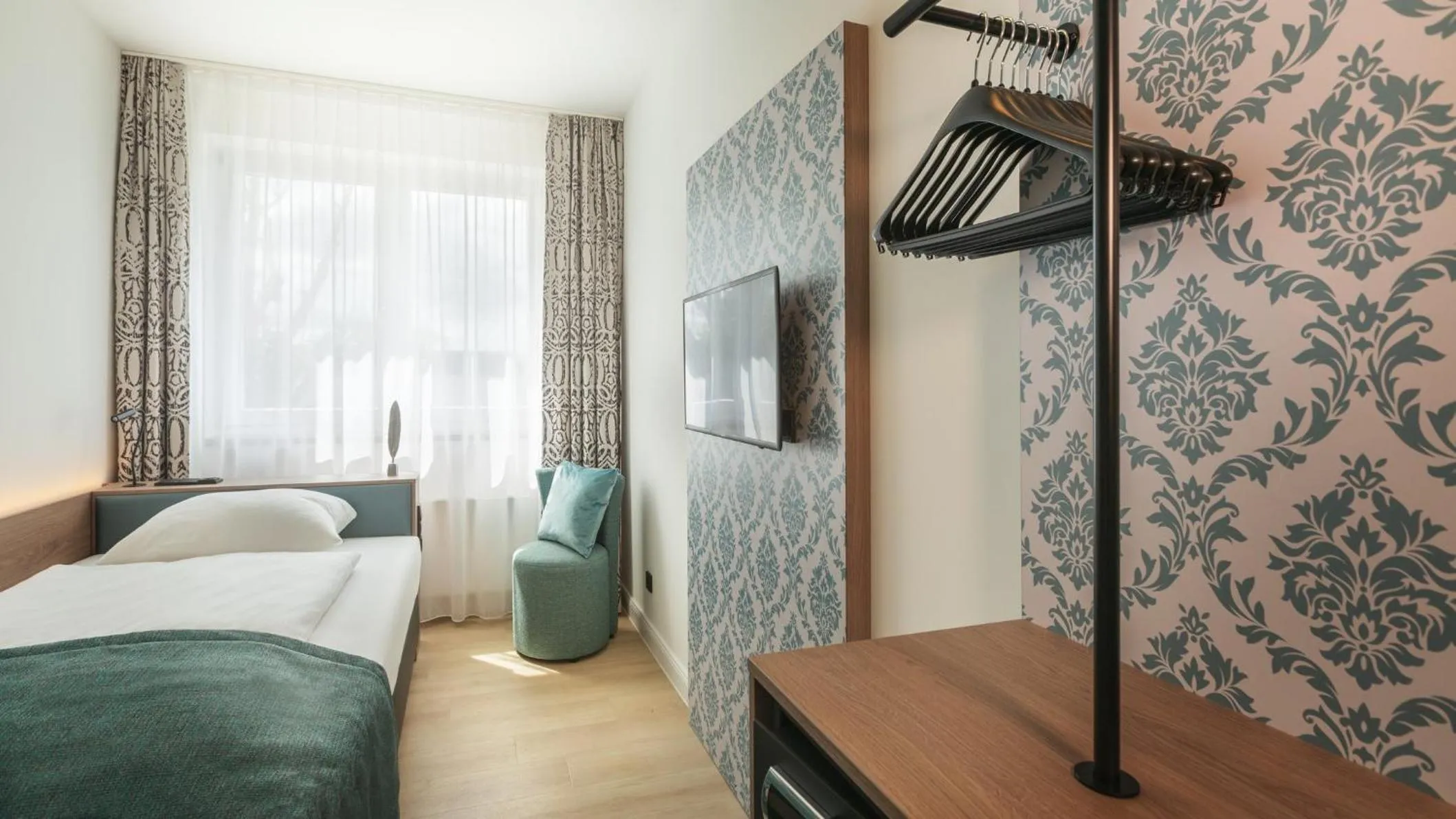 Photo of the whole room, Bed in Garner Hotel Hamburg Nord by IHG