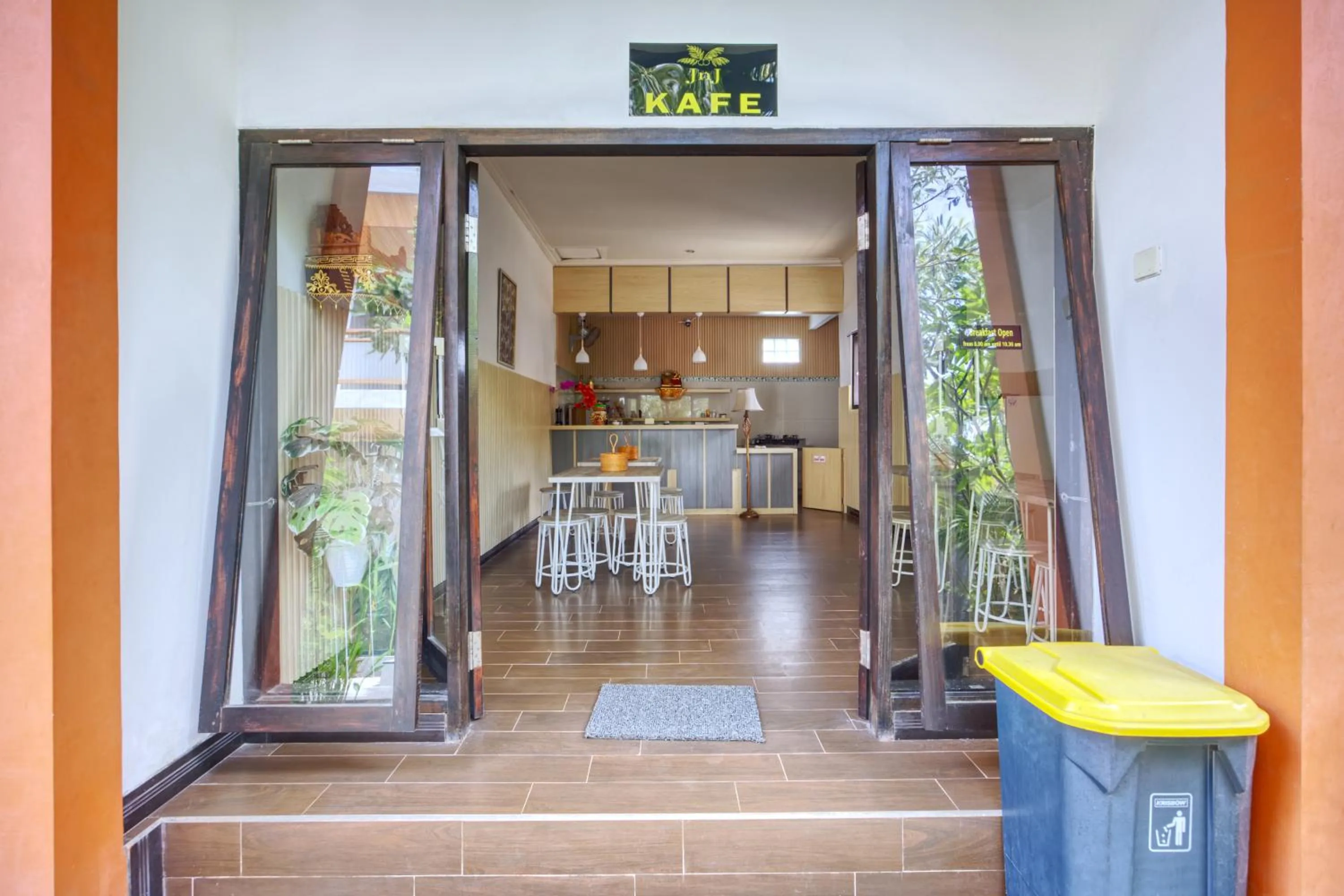 Dining area in JnJ Guest House