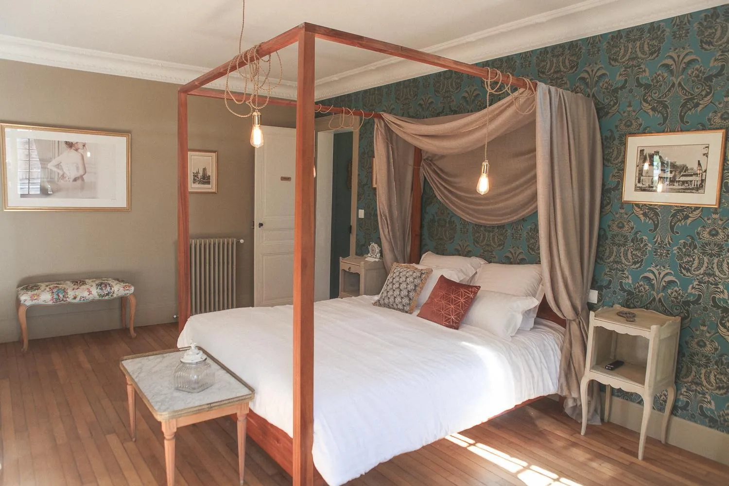 Bed in Le manoir des chevaux dorés