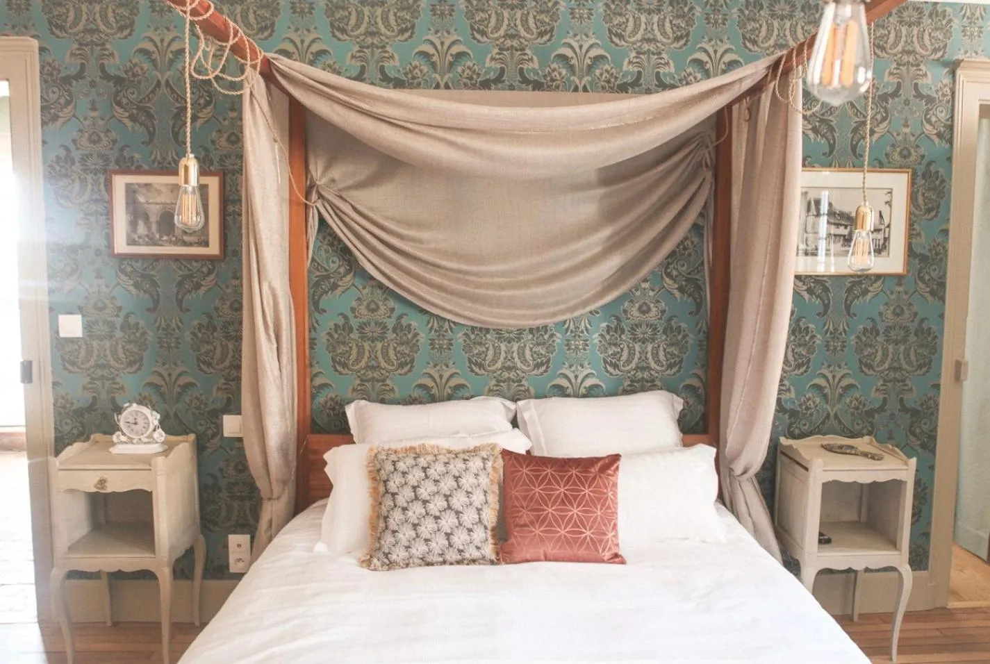 Bed in Le manoir des chevaux dorés