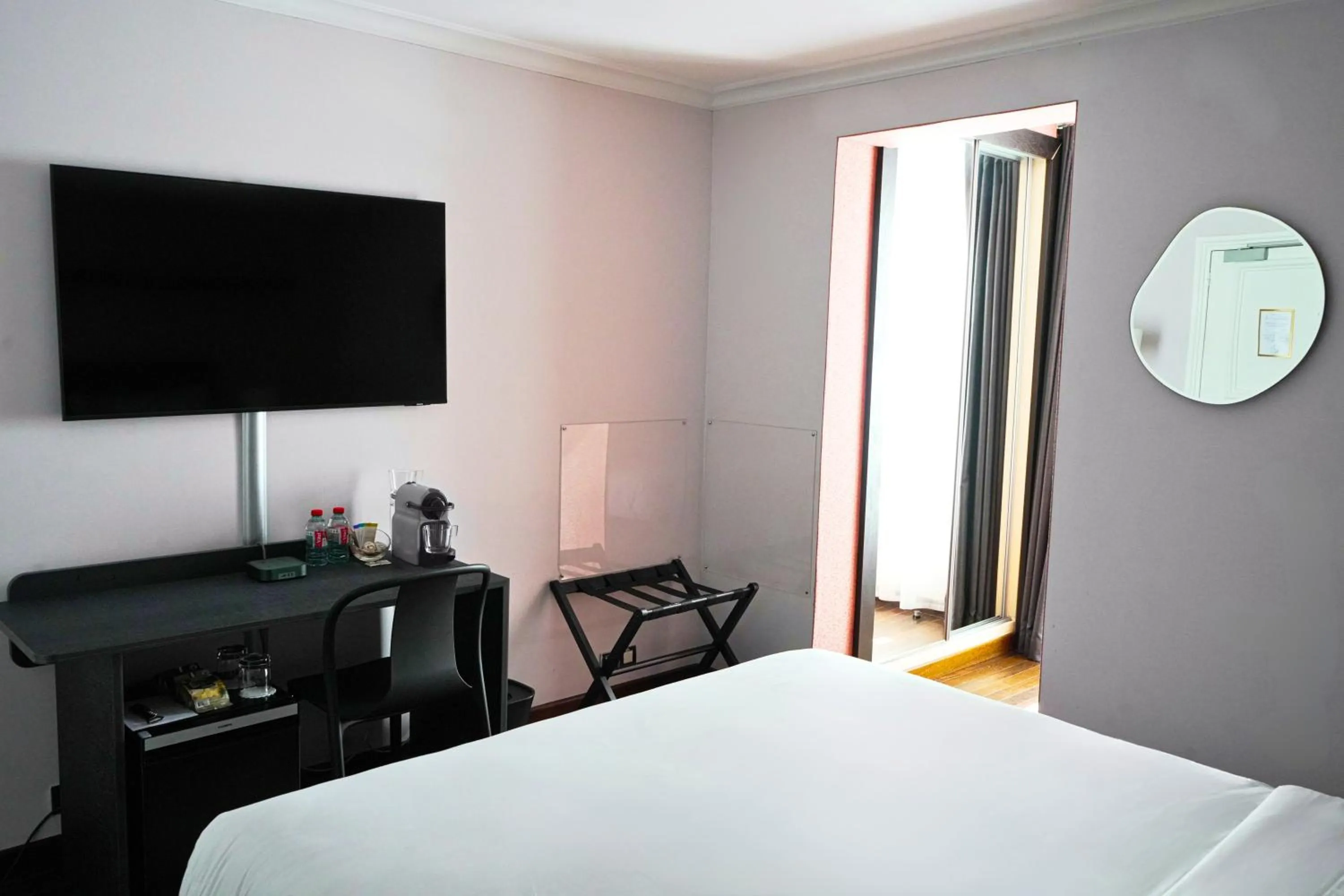 TV and multimedia, Bed in Hôtel Elysées Régencia