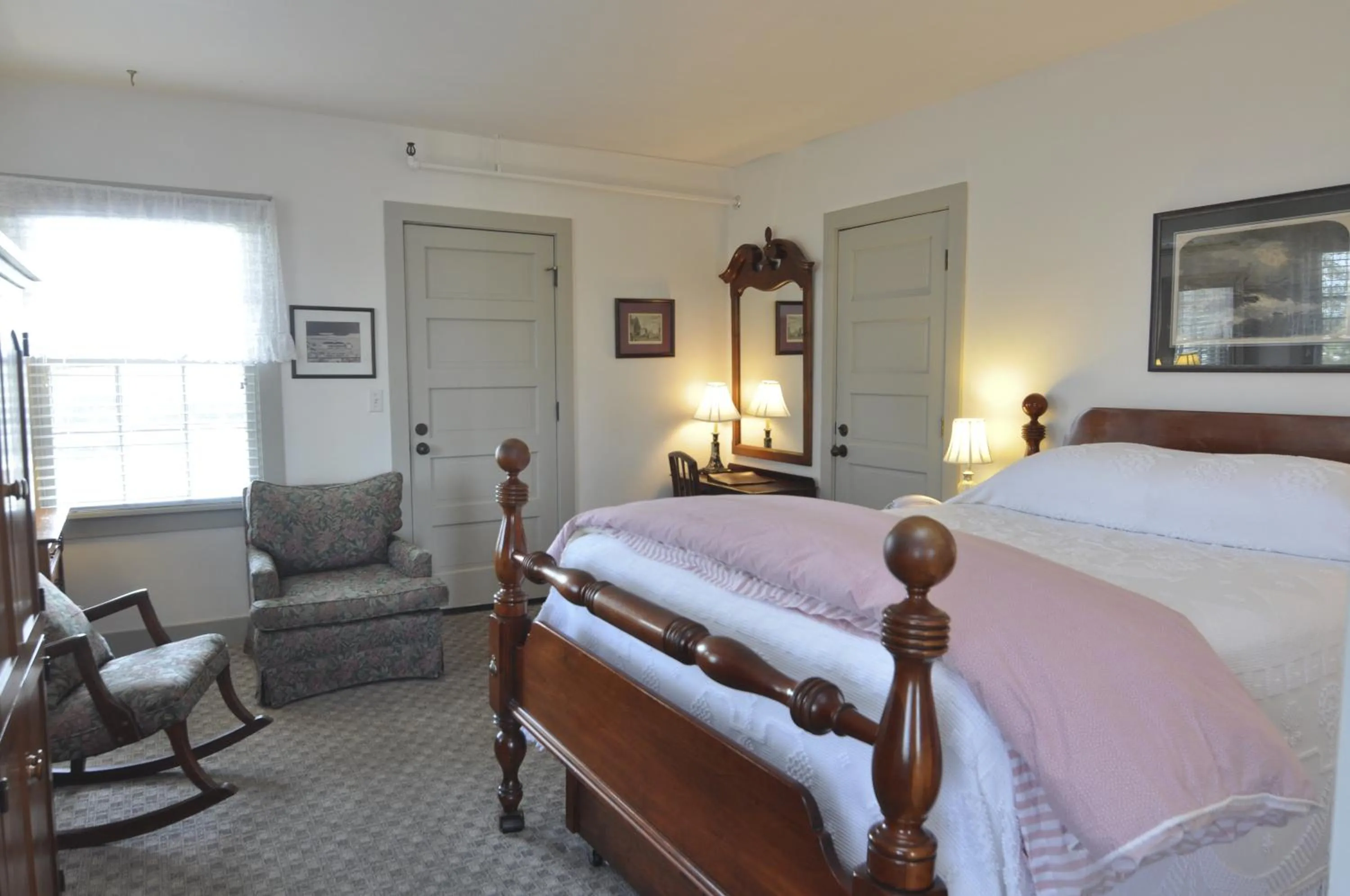 Deluxe Queen Room in First Colony Inn