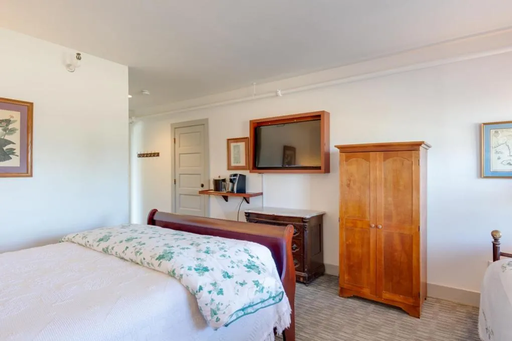 Standard Queen Room in First Colony Inn
