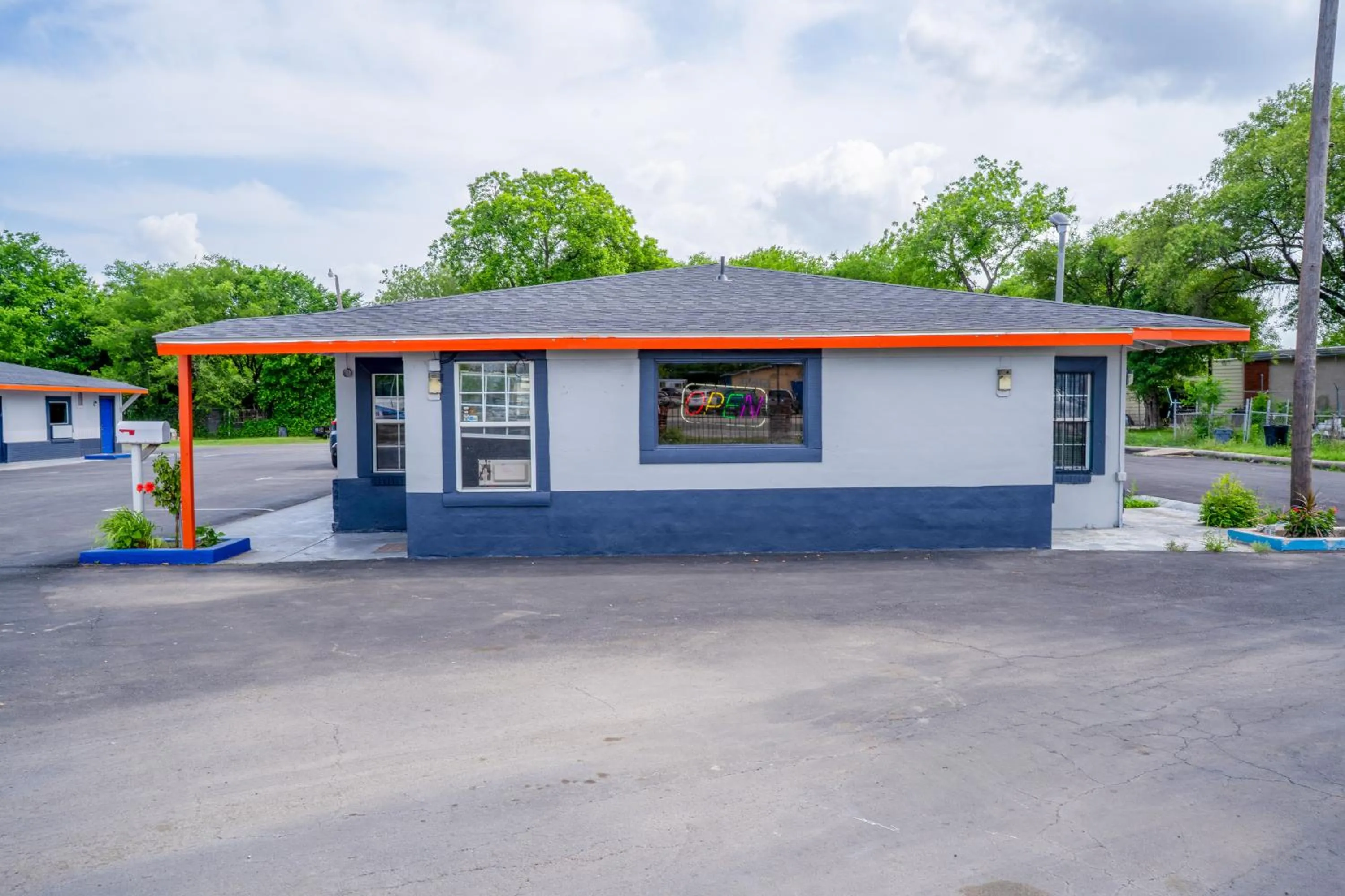 Property building in Alamo Oasis Inn and Suites By OYO San Antonio