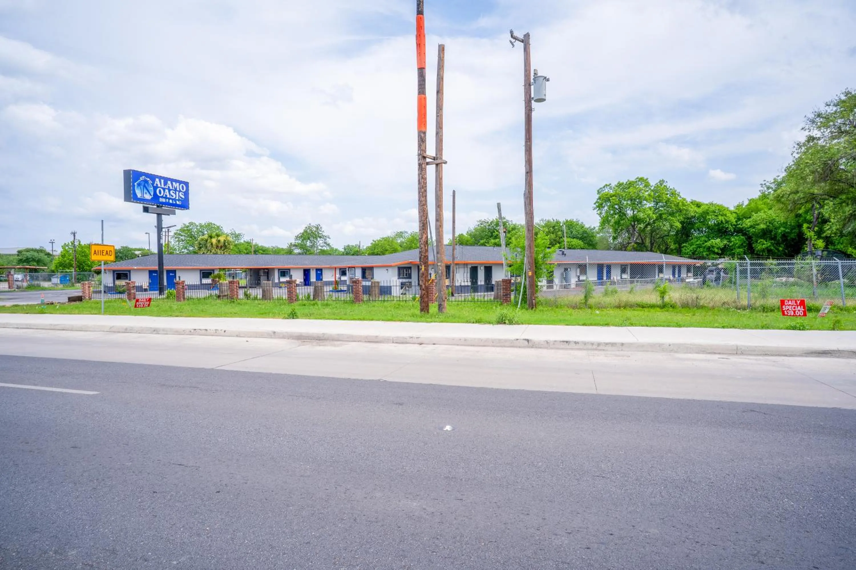 Facade/entrance in Alamo Oasis Inn and Suites By OYO San Antonio