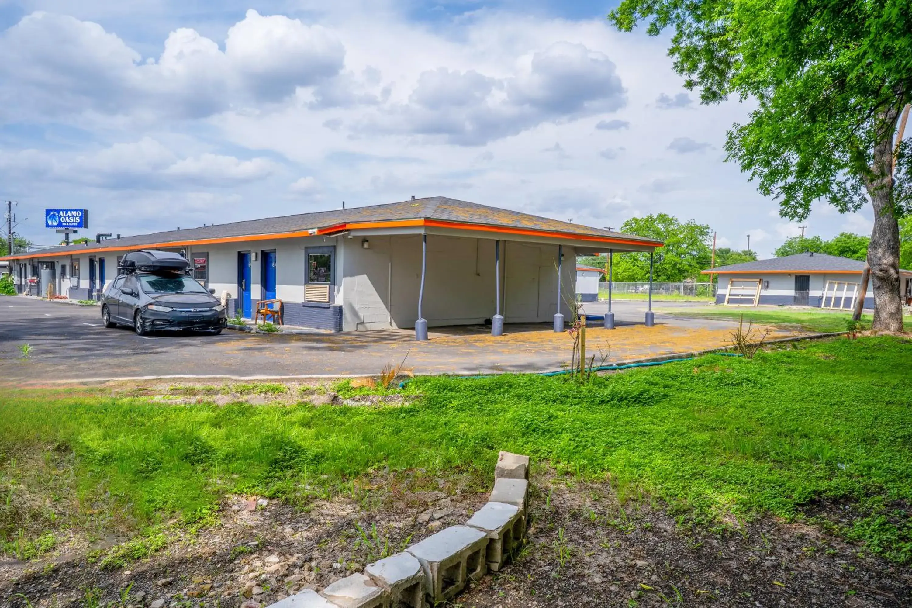 Parking in Alamo Oasis Inn and Suites By OYO San Antonio Parking in Alamo Oasis Inn and Suites By OYO San Antonio