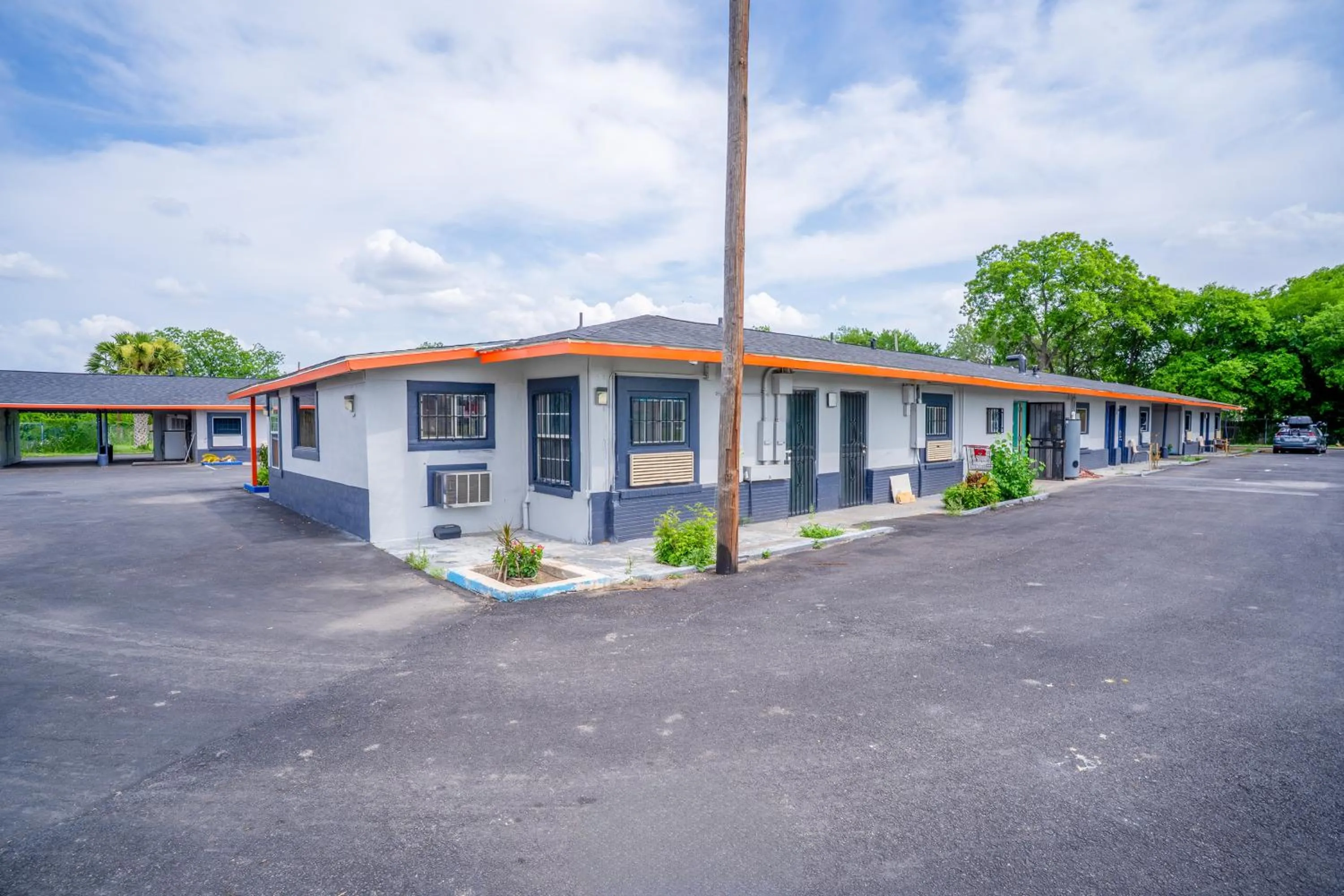 Parking in Alamo Oasis Inn and Suites By OYO San Antonio