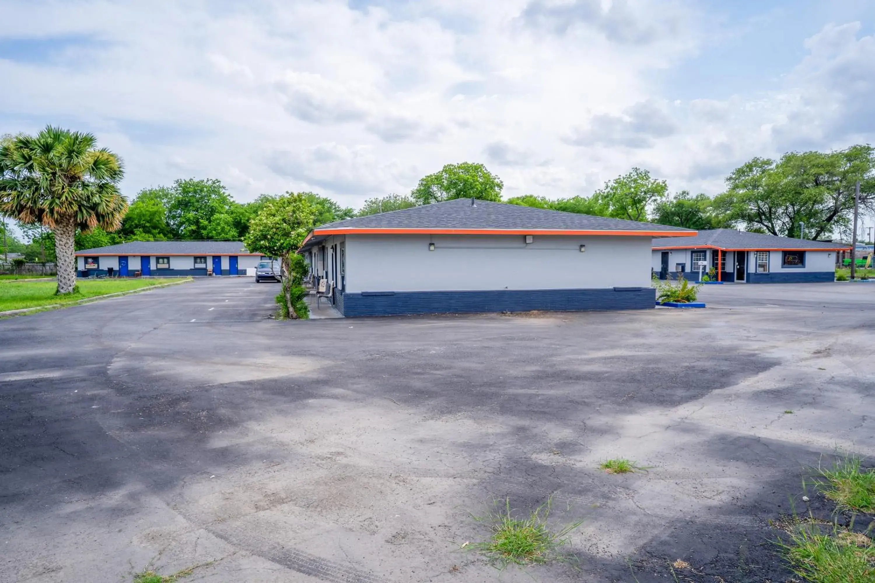 Property building in Alamo Oasis Inn and Suites By OYO San Antonio Property building in Alamo Oasis Inn and Suites By OYO San Antonio
