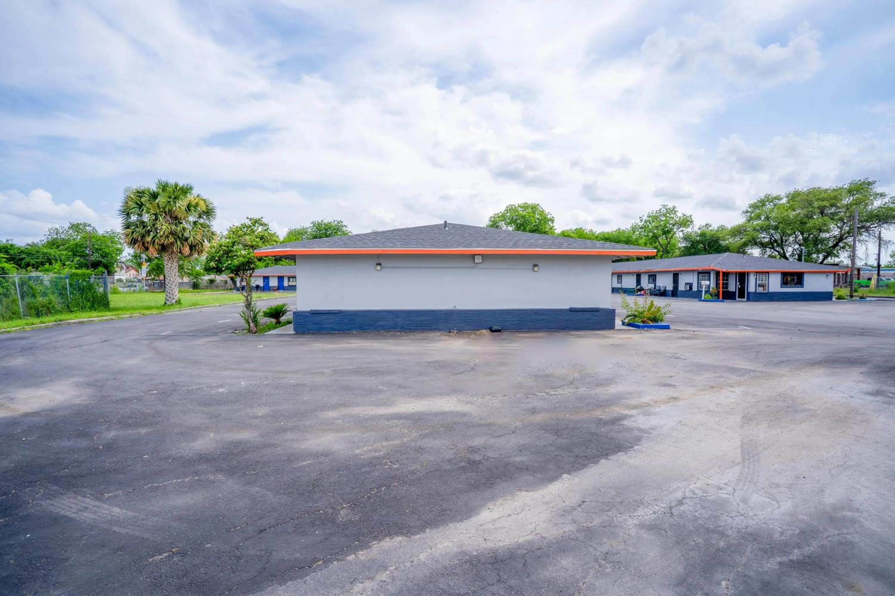 Property building in Alamo Oasis Inn and Suites By OYO San Antonio