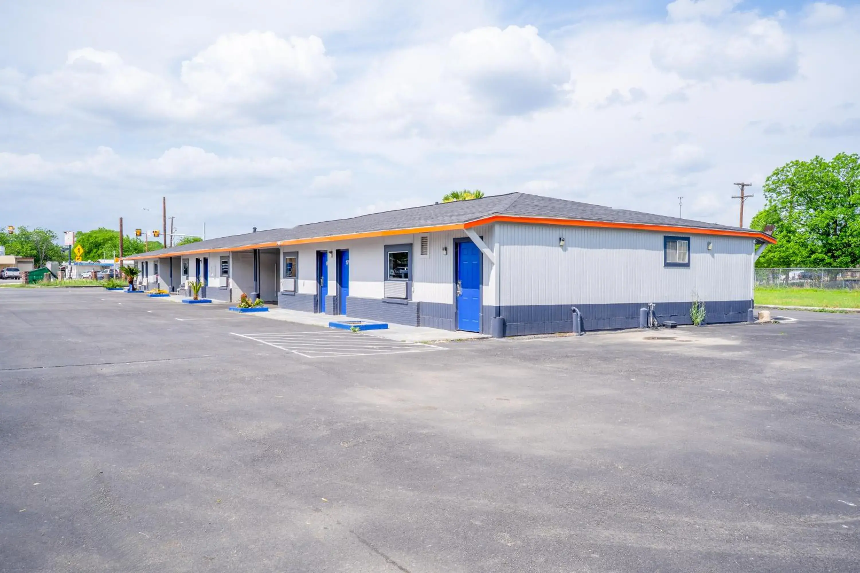 Property building in Alamo Oasis Inn and Suites By OYO San Antonio Property building in Alamo Oasis Inn and Suites By OYO San Antonio