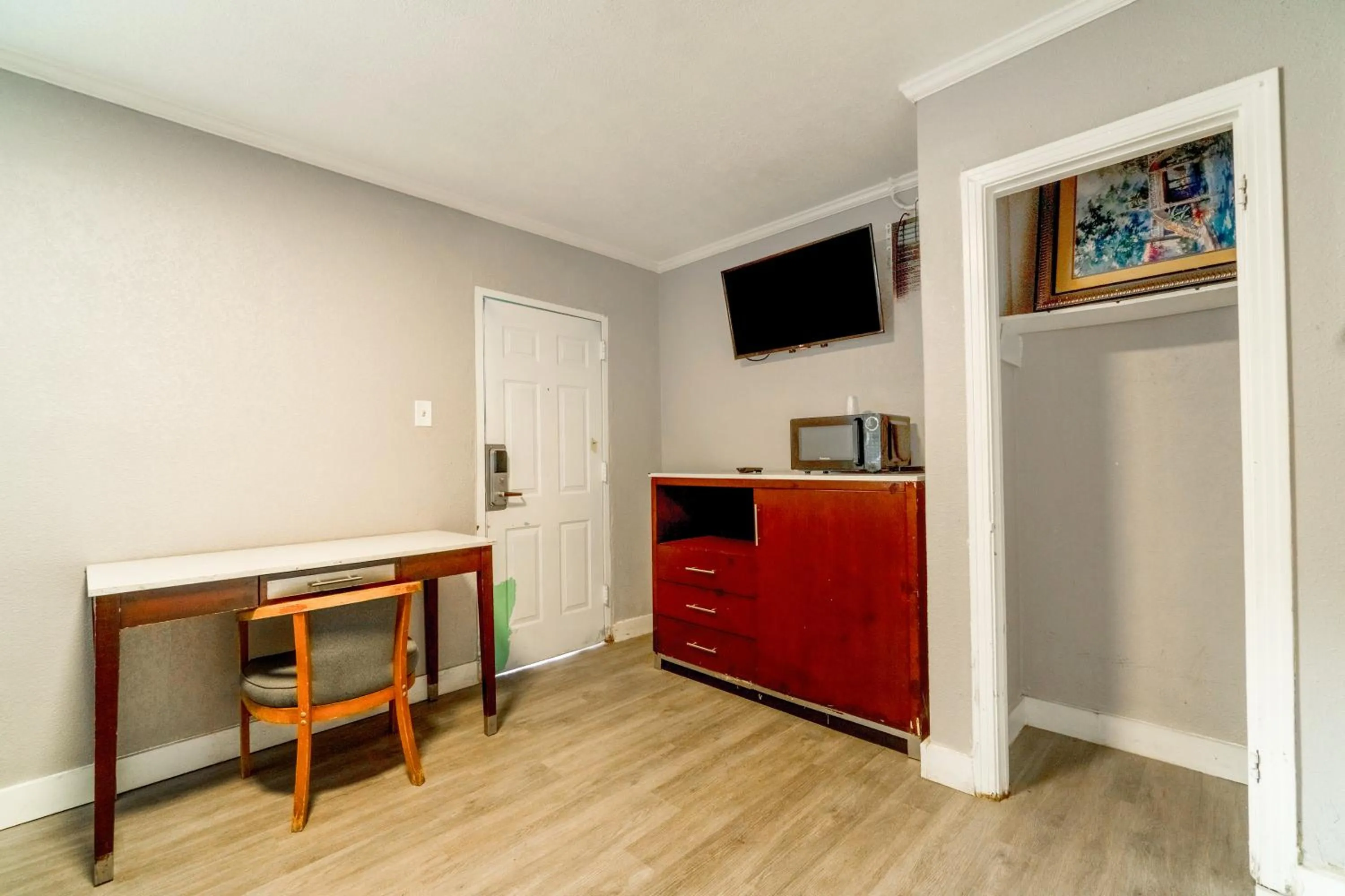 TV and multimedia in Alamo Oasis Inn and Suites By OYO San Antonio