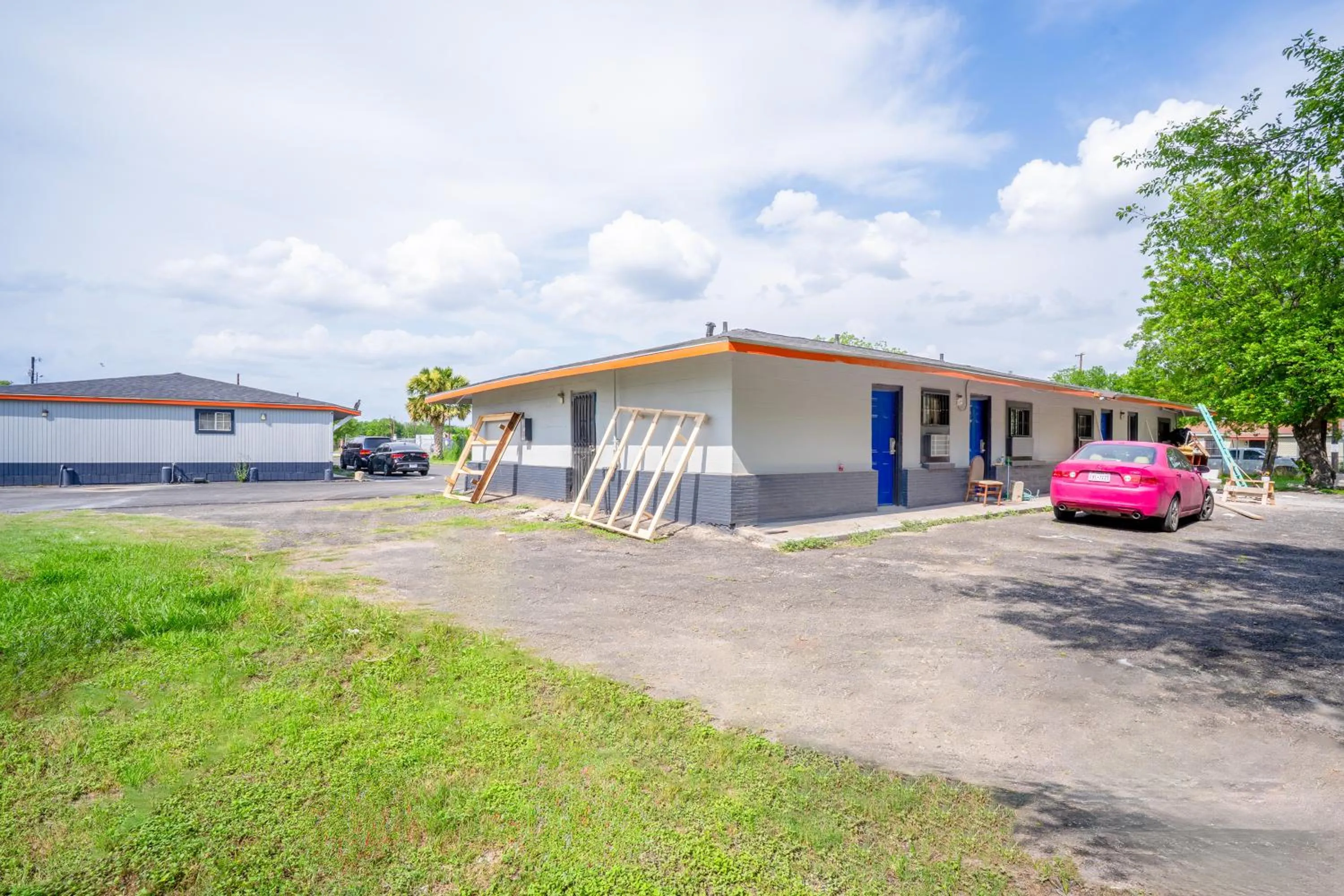 Parking in Alamo Oasis Inn and Suites By OYO San Antonio