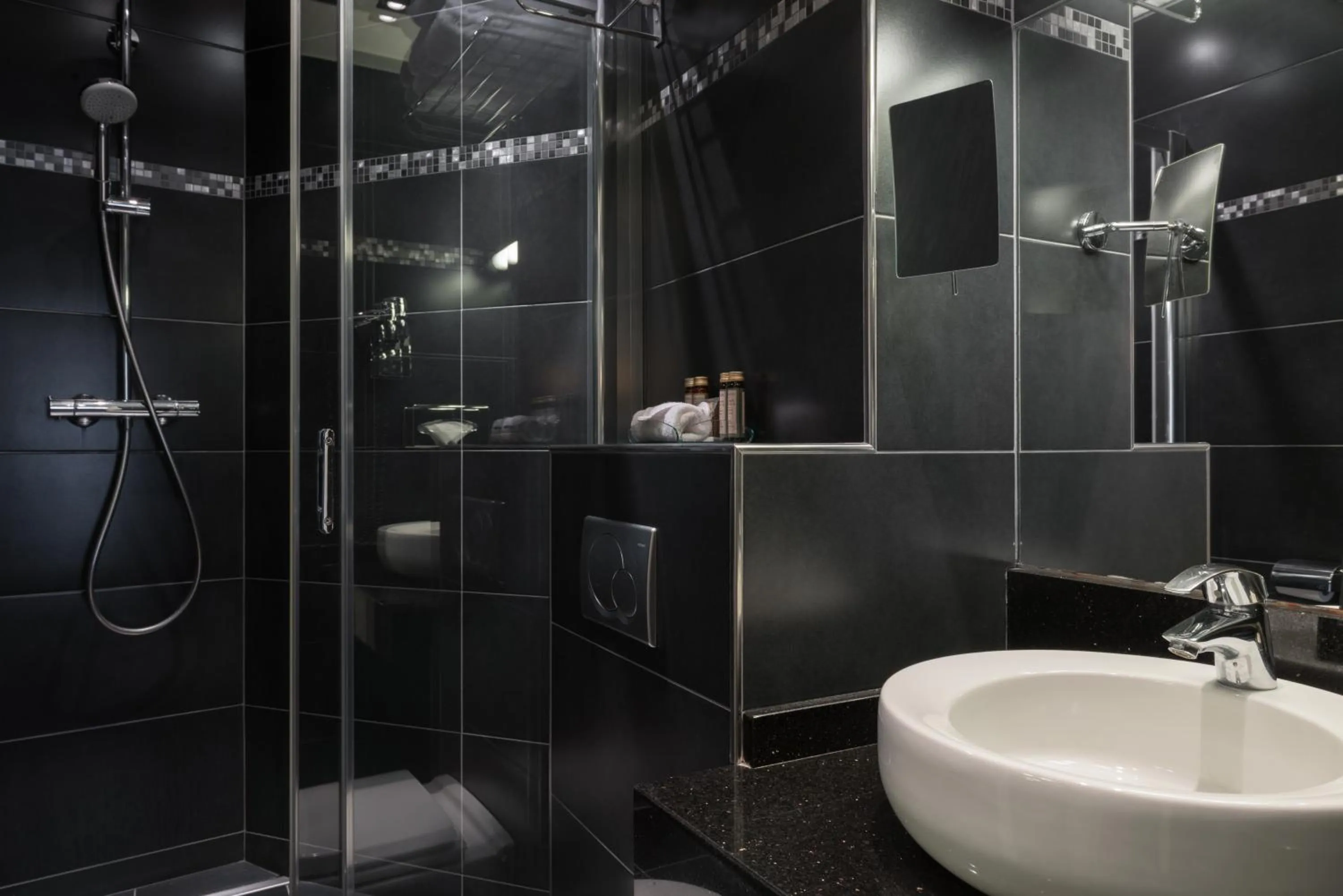 Bathroom in Neuilly Park Hotel