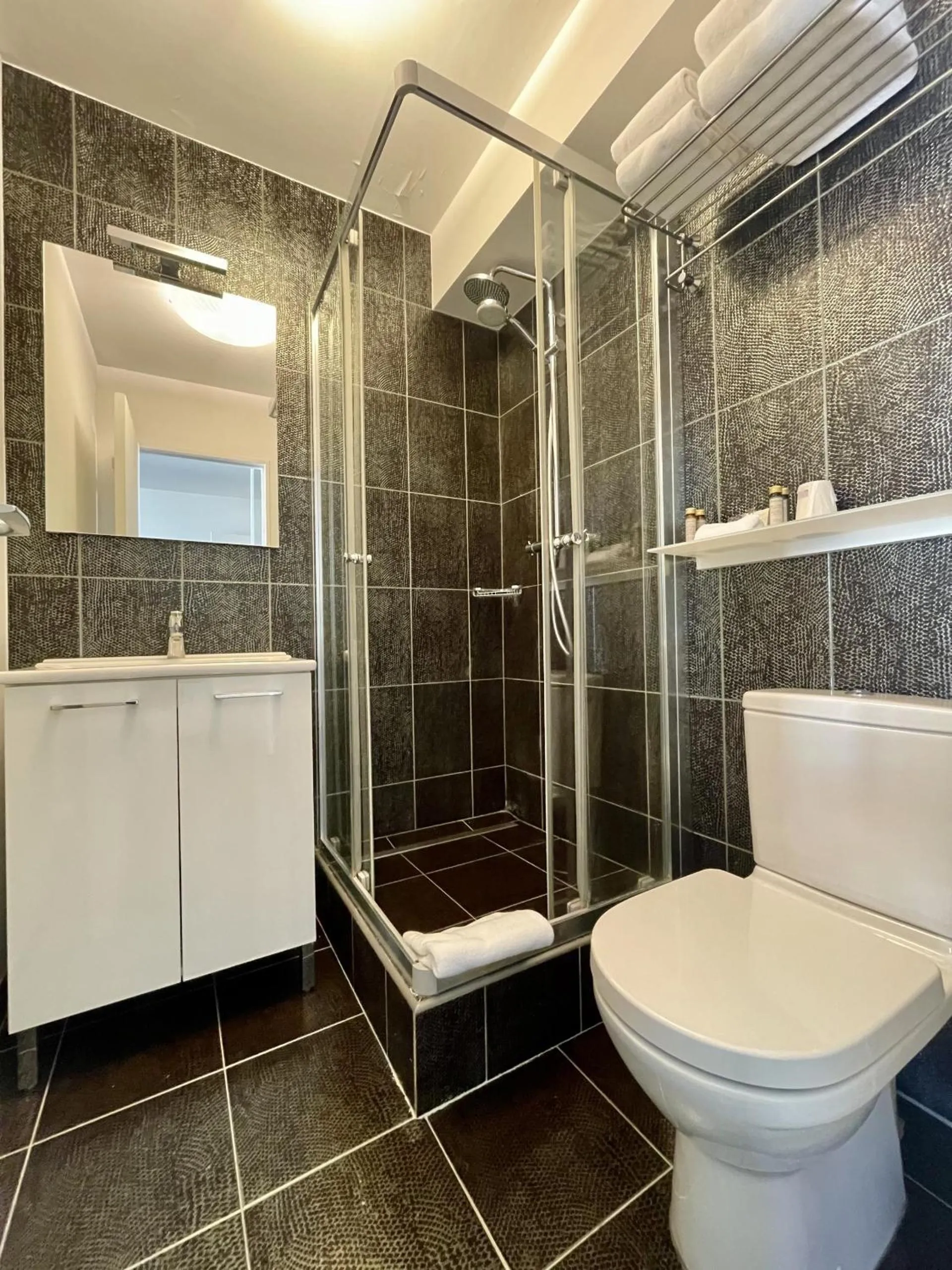 Toilet in Neuilly Park Hotel