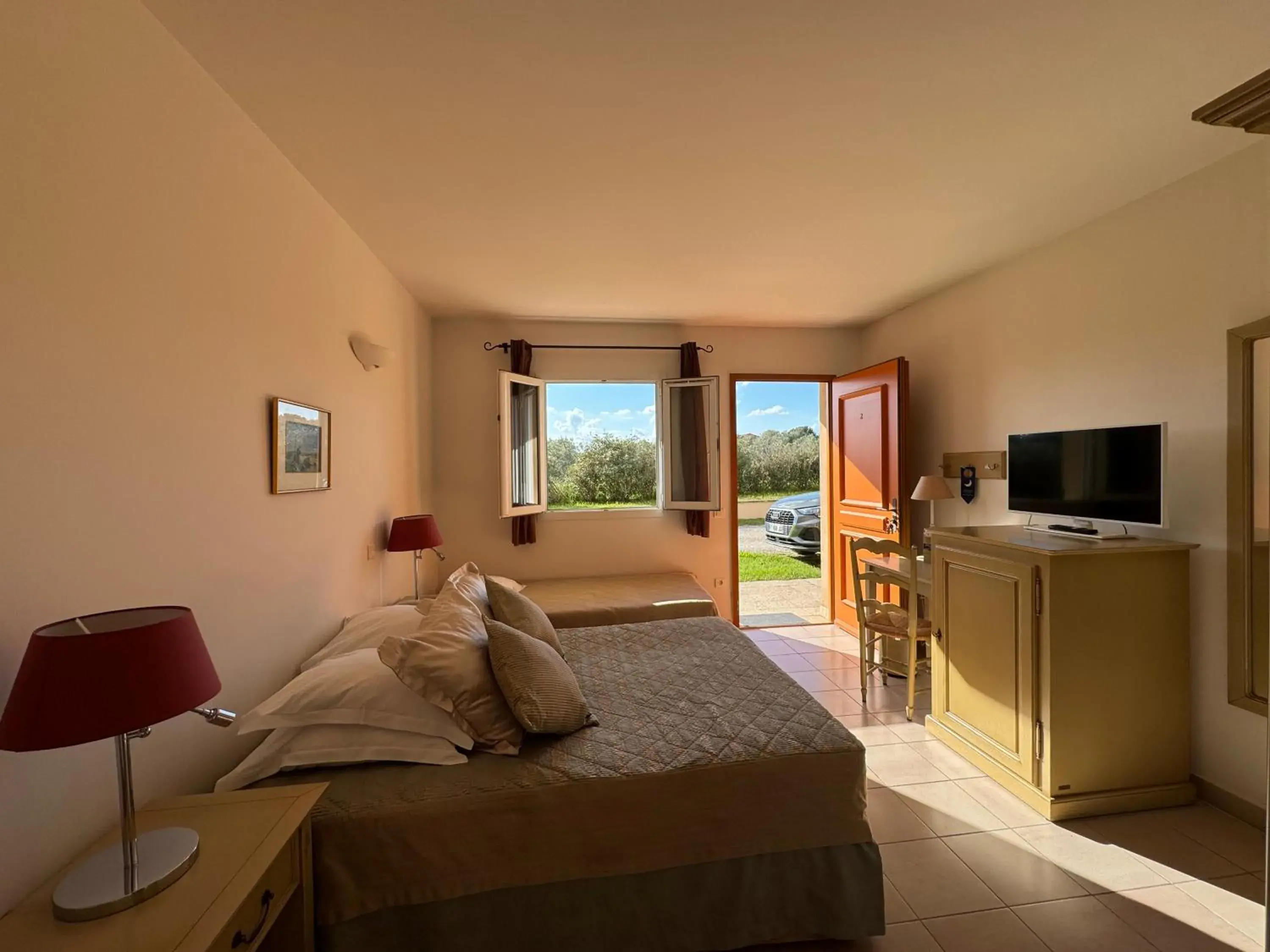 Queen Room - Disability Access in Hotel Terriciaë aux portes de Maussane les Alpilles Queen Room - Disability Access in Hotel Terriciaë aux portes de Maussane les Alpilles