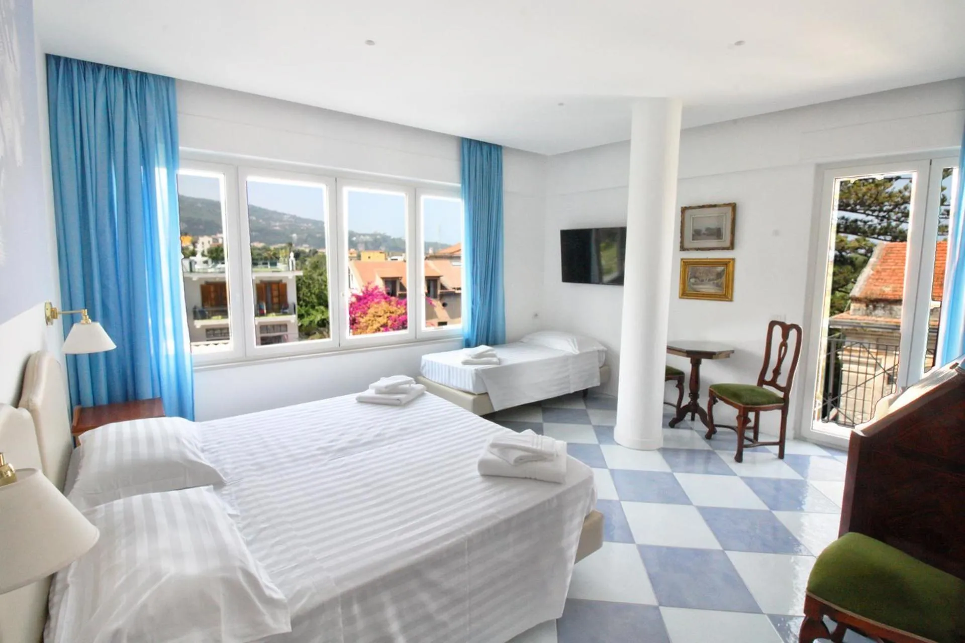 Triple Room with Private Bathroom in Maison Tonina Sorrento Coast