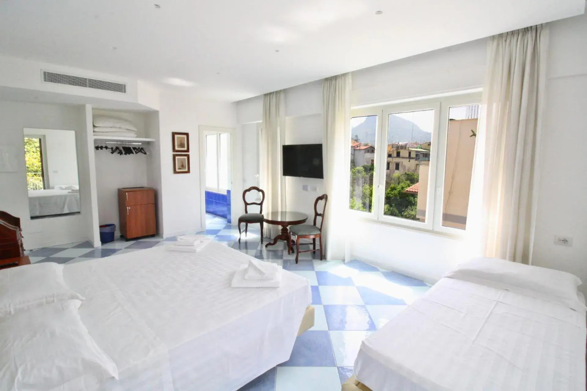 Large Double or Twin Room in Maison Tonina Sorrento Coast Large Double or Twin Room in Maison Tonina Sorrento Coast
