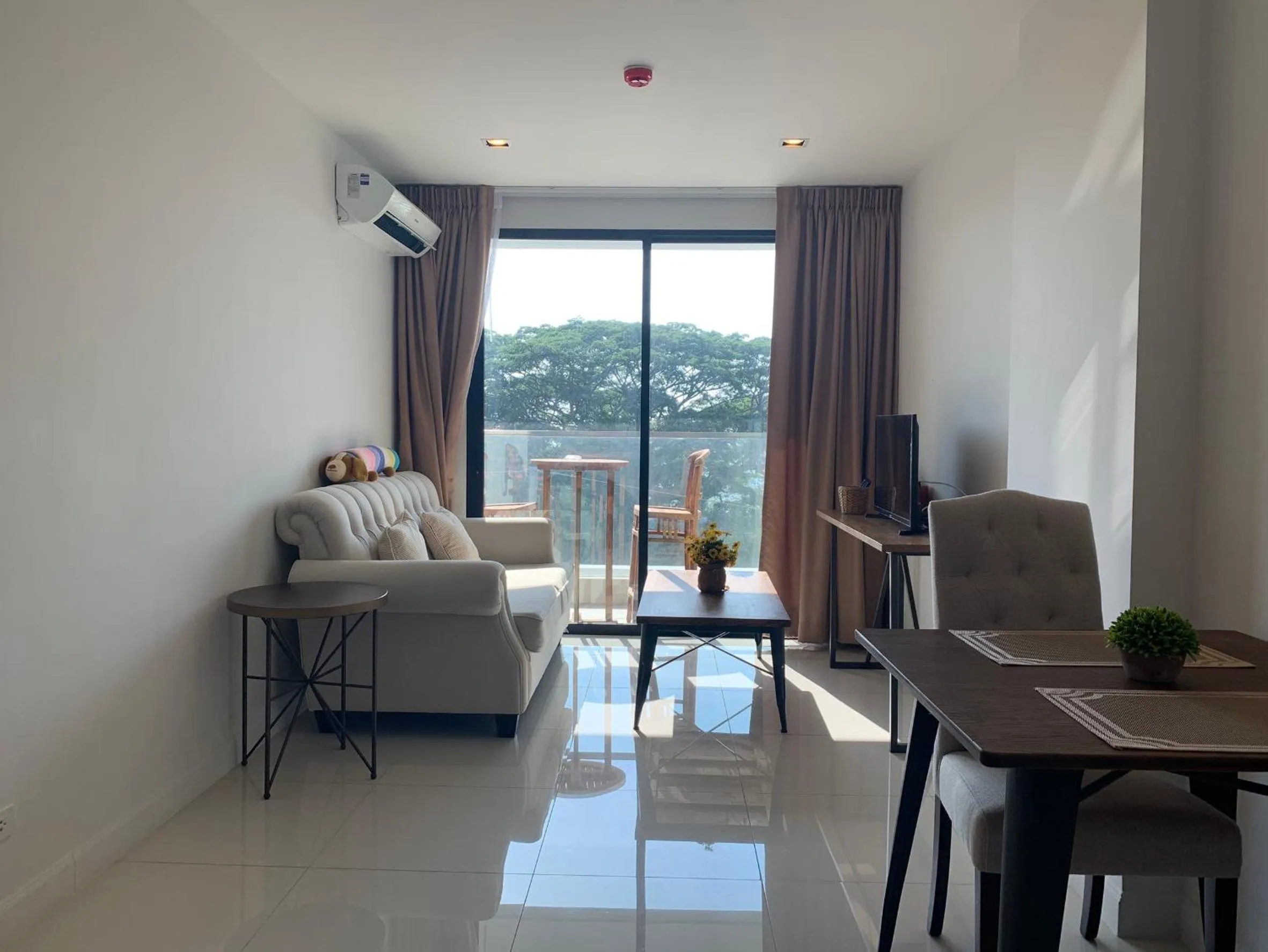 Living room in De Amber Pattaya by ME