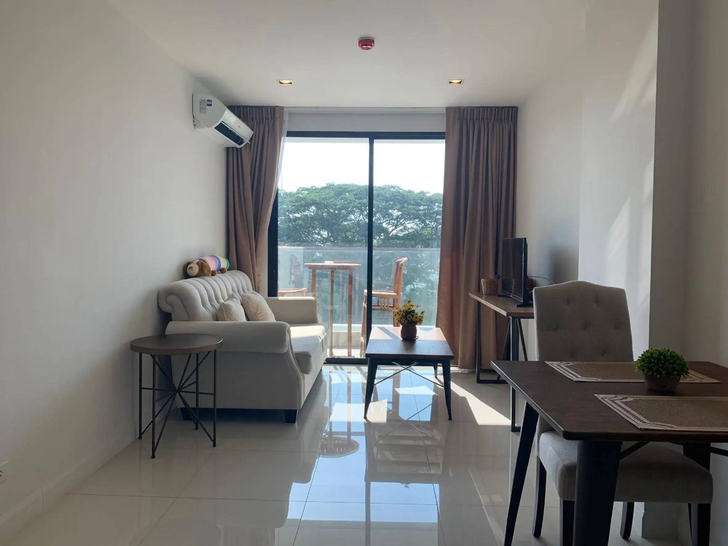 Living room in De Amber Pattaya by ME Living room in De Amber Pattaya by ME