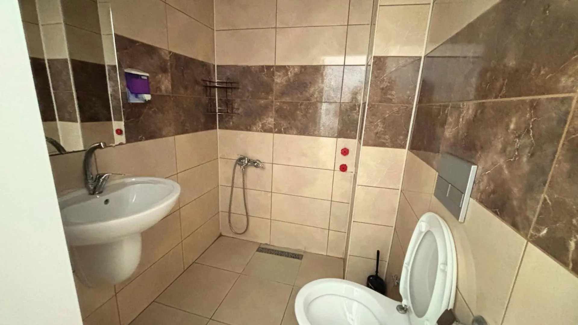 Shower in MOONBOW BEACH HOTEL