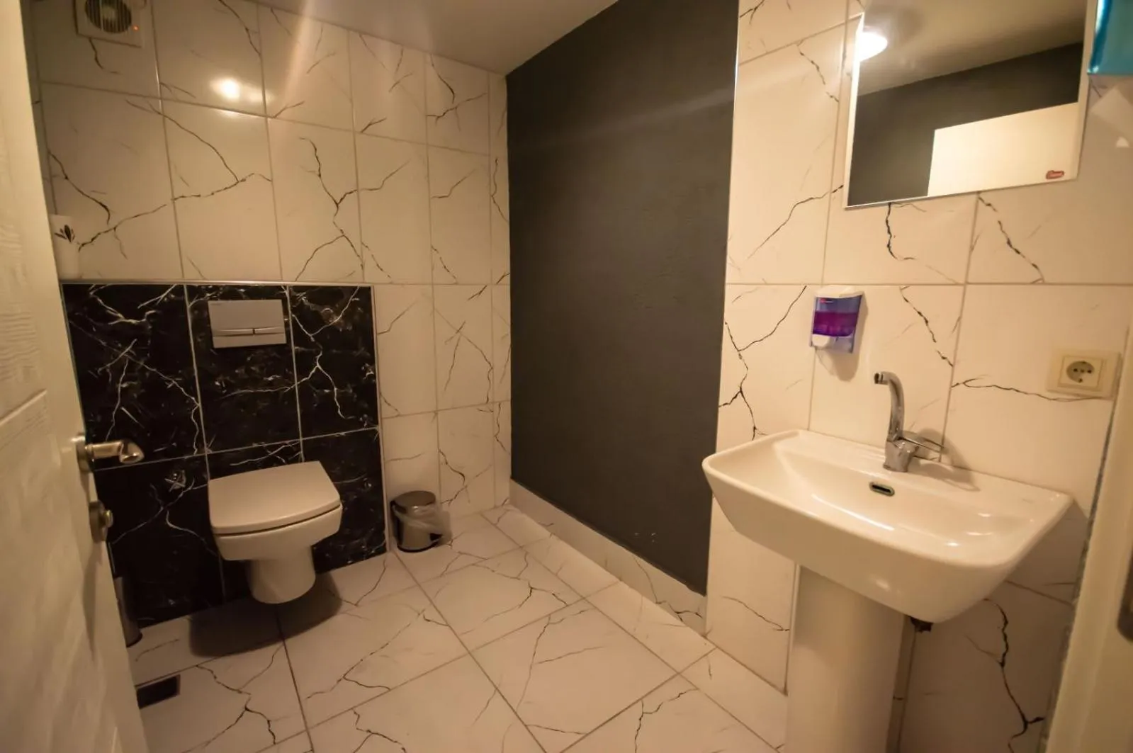 Shower in MOONBOW BEACH HOTEL