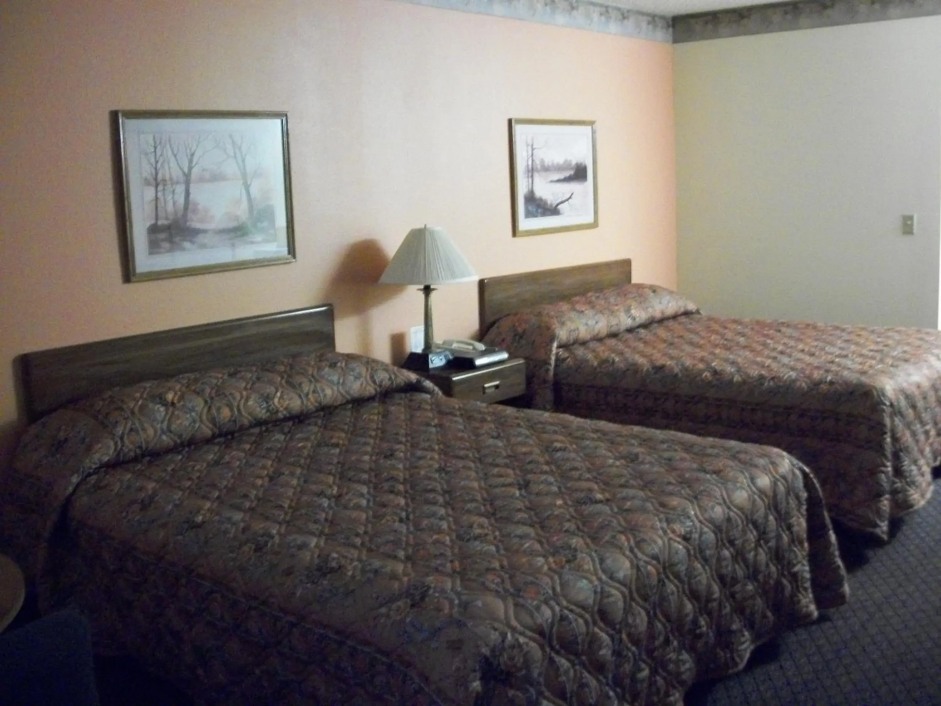 Queen Room with Two Queen Beds in Lodi Valley Suites Queen Room with Two Queen Beds in Lodi Valley Suites