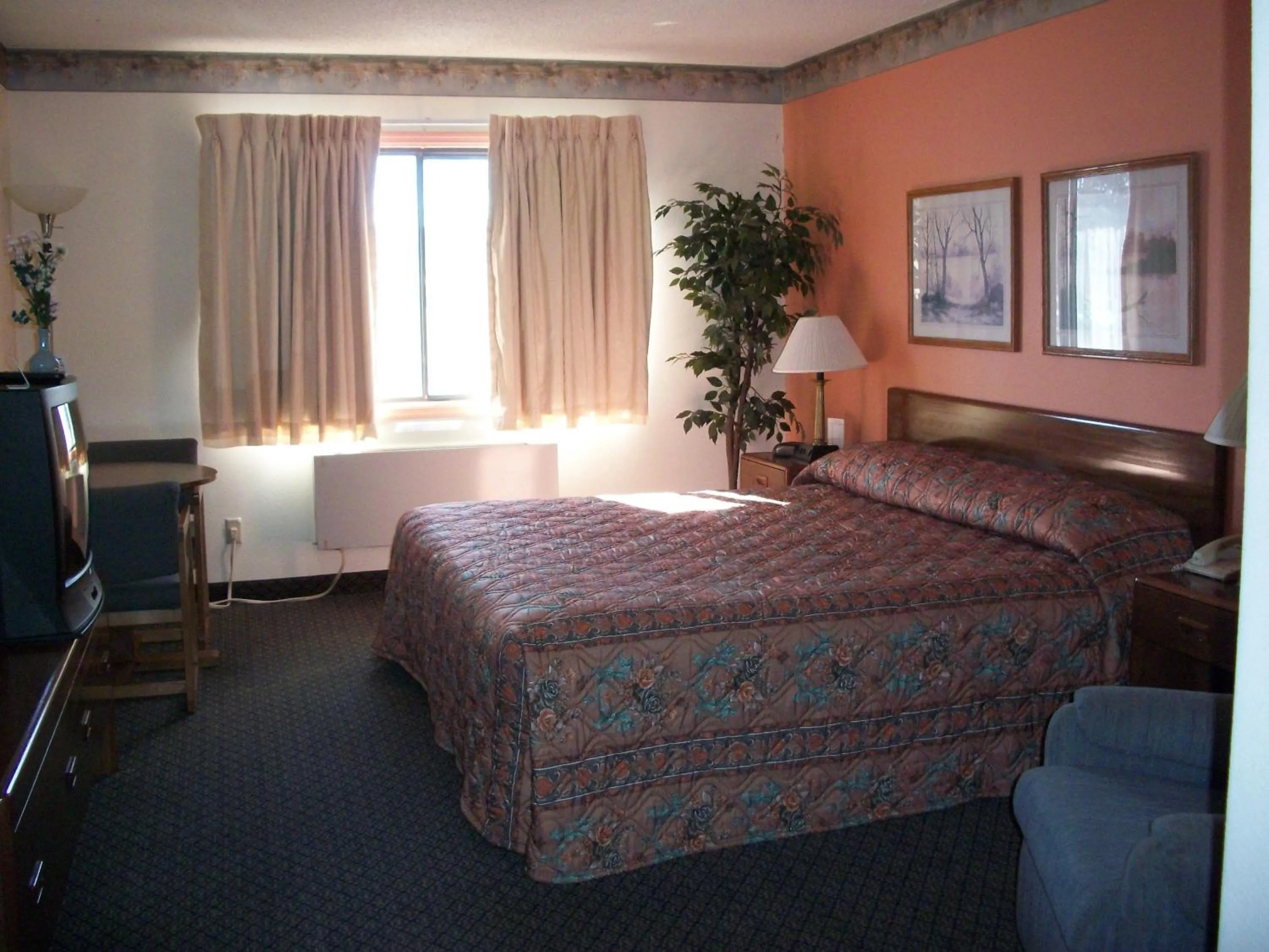 King Room with Hot Tub - Non-Smoking in Lodi Valley Suites
