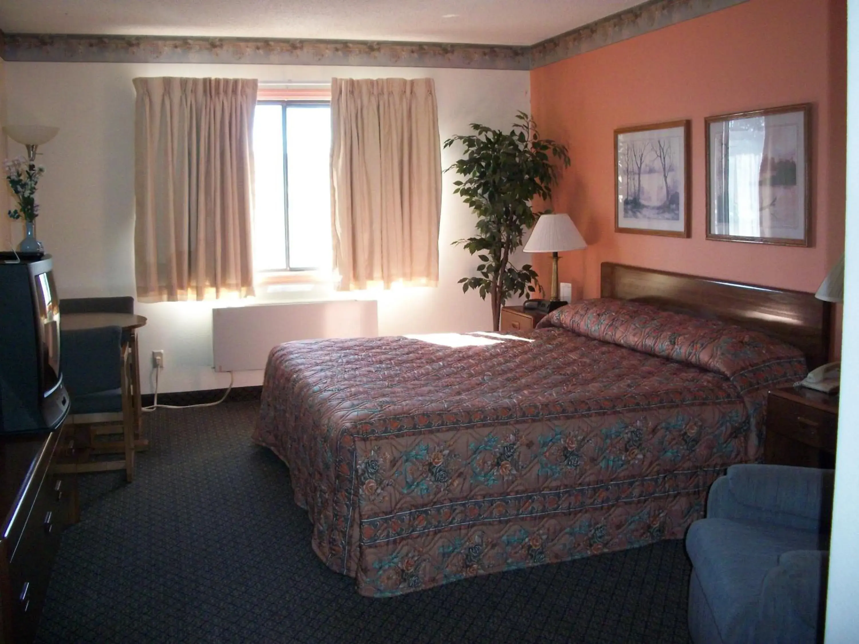 King Room with Hot Tub - Non-Smoking in Lodi Valley Suites King Room with Hot Tub - Non-Smoking in Lodi Valley Suites