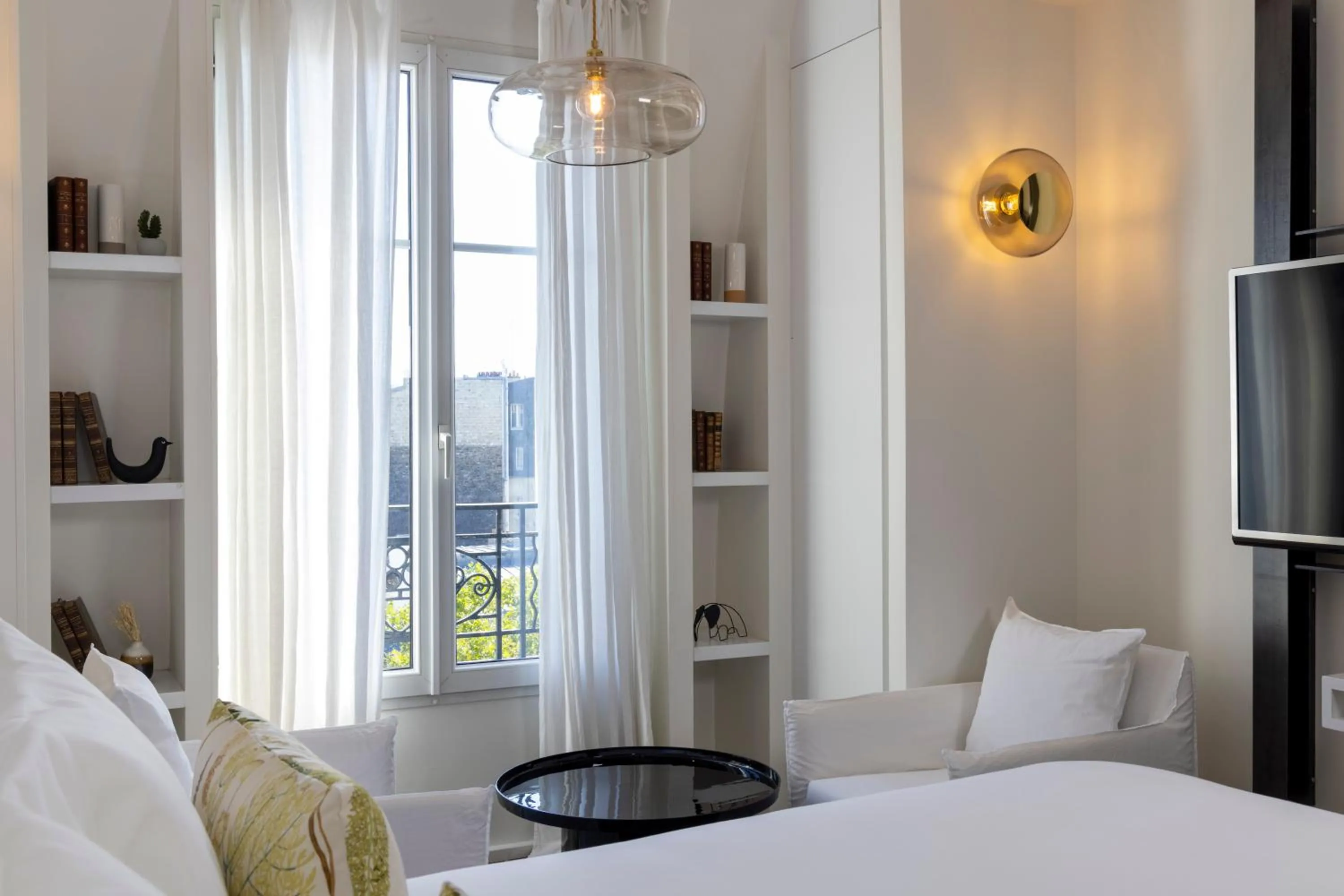 Seating area, Bed in Hôtel de Banville