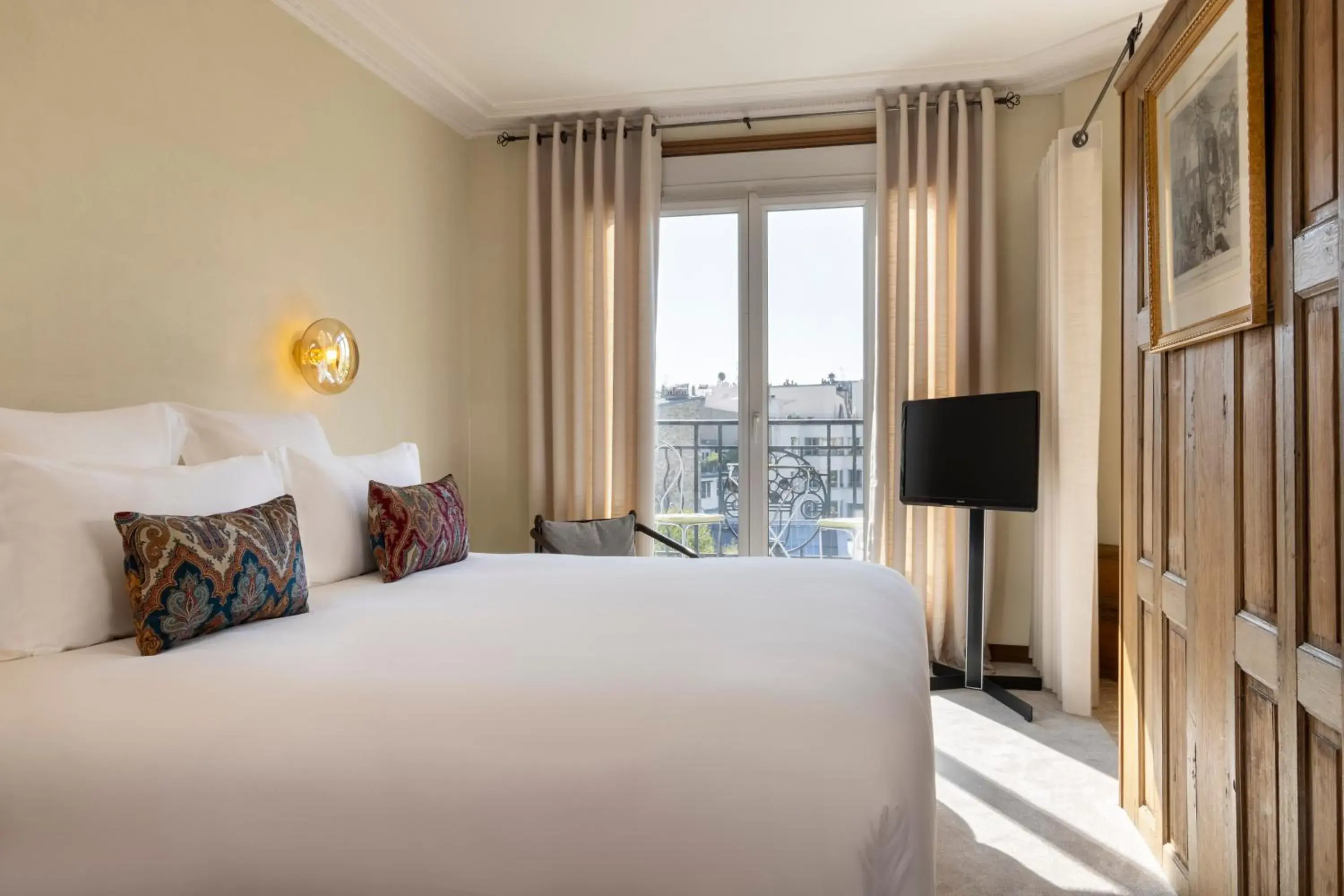 TV and multimedia, Bed in Hôtel de Banville TV and multimedia, Bed in Hôtel de Banville