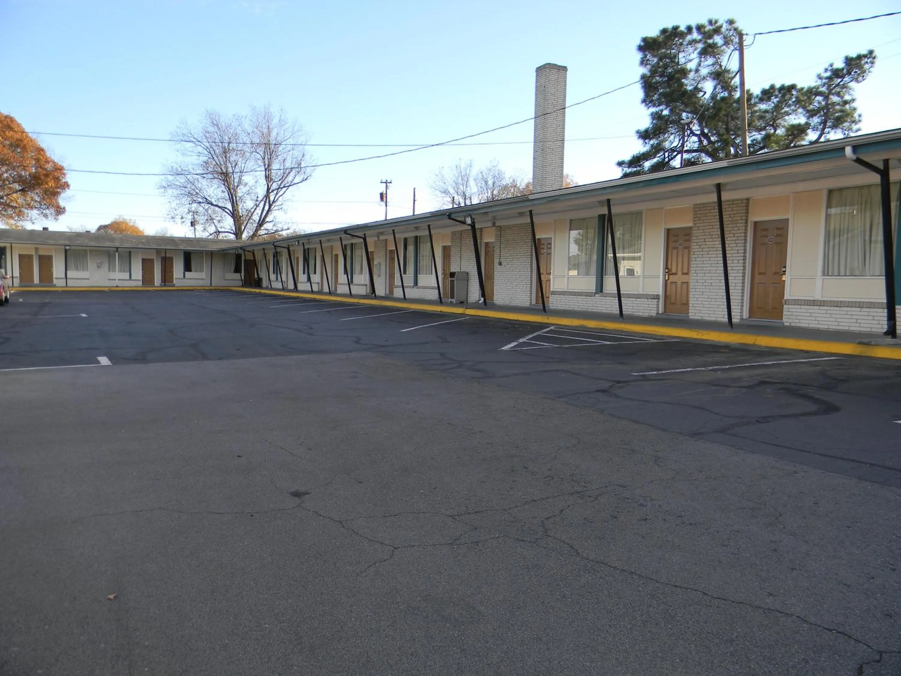 Facade/entrance in Fairfax Motel
