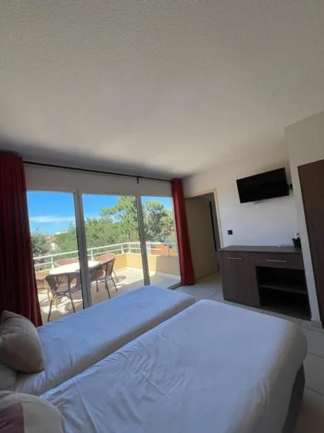 Balcony/Terrace, Bed in Hôtel Le Maritime