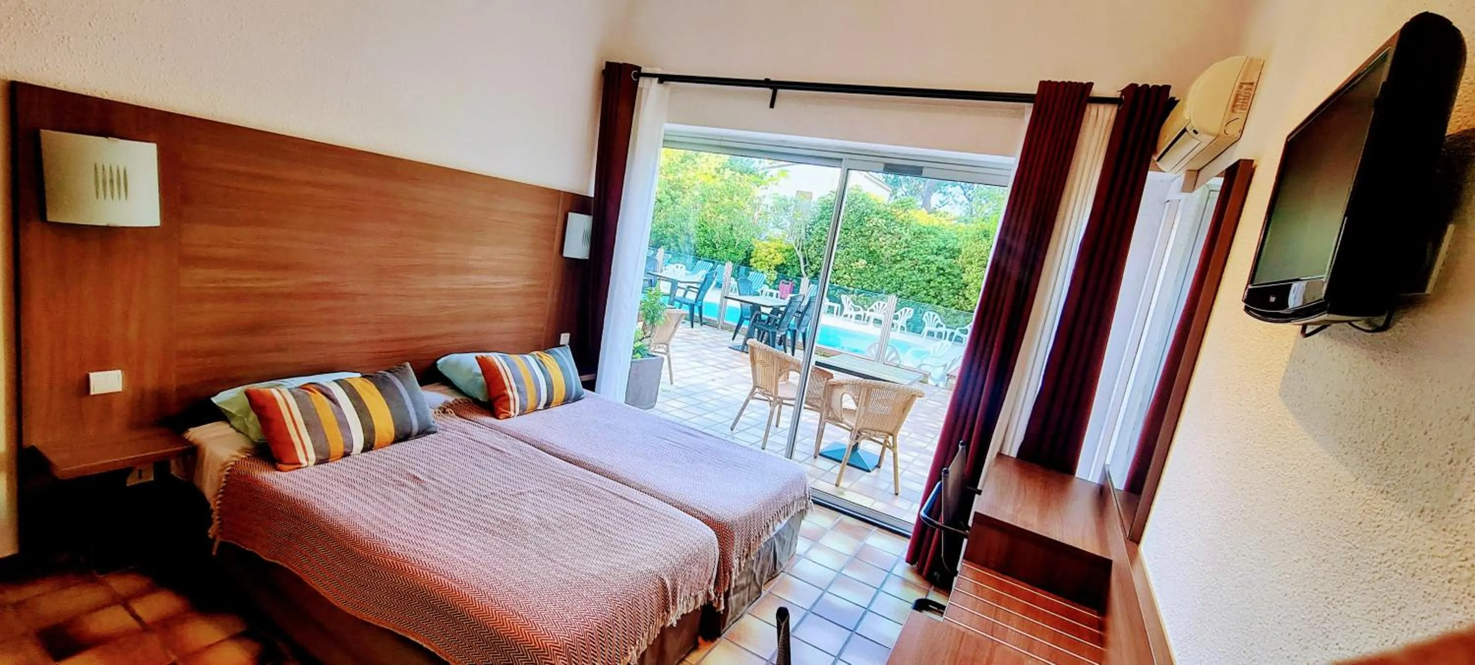 Bed in Hôtel Le Maritime