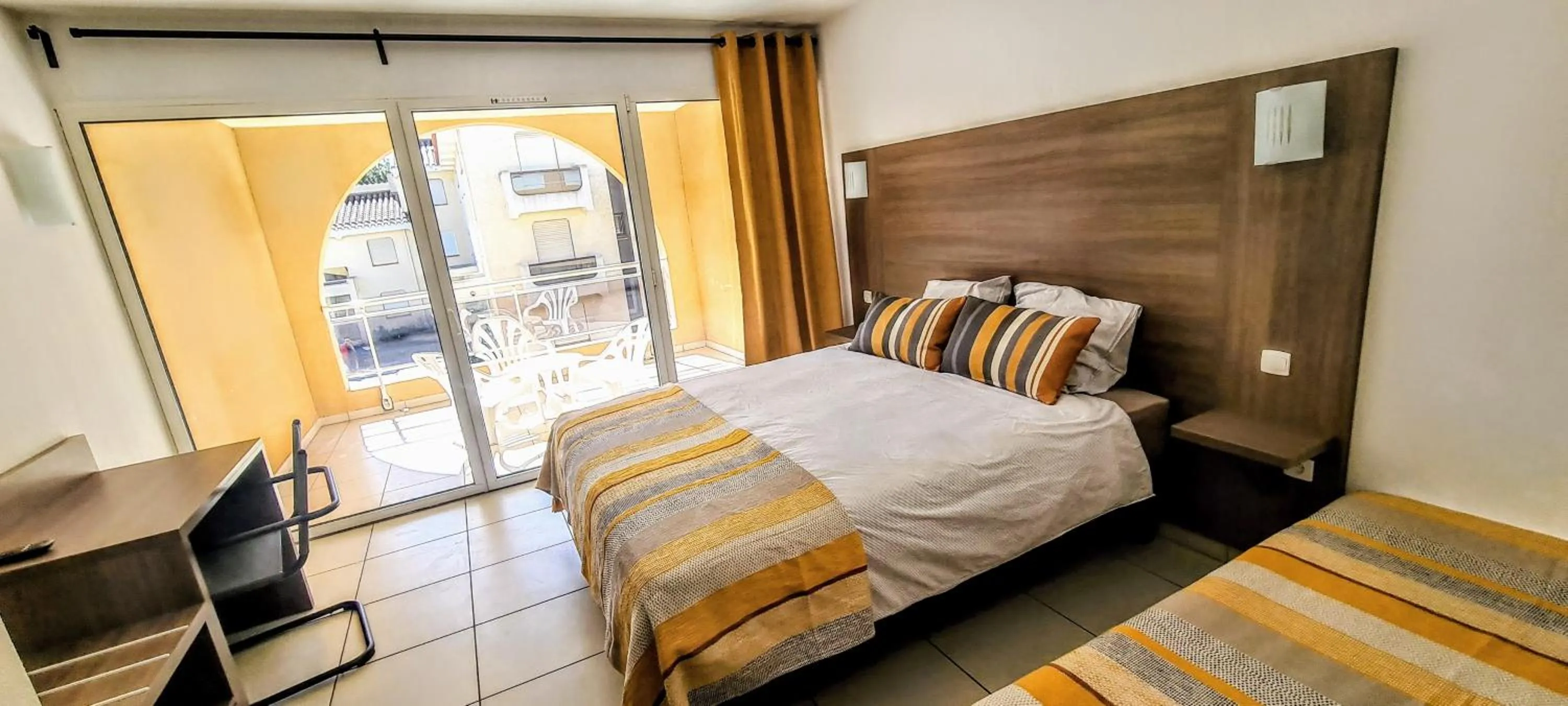 Bed in Hôtel Le Maritime