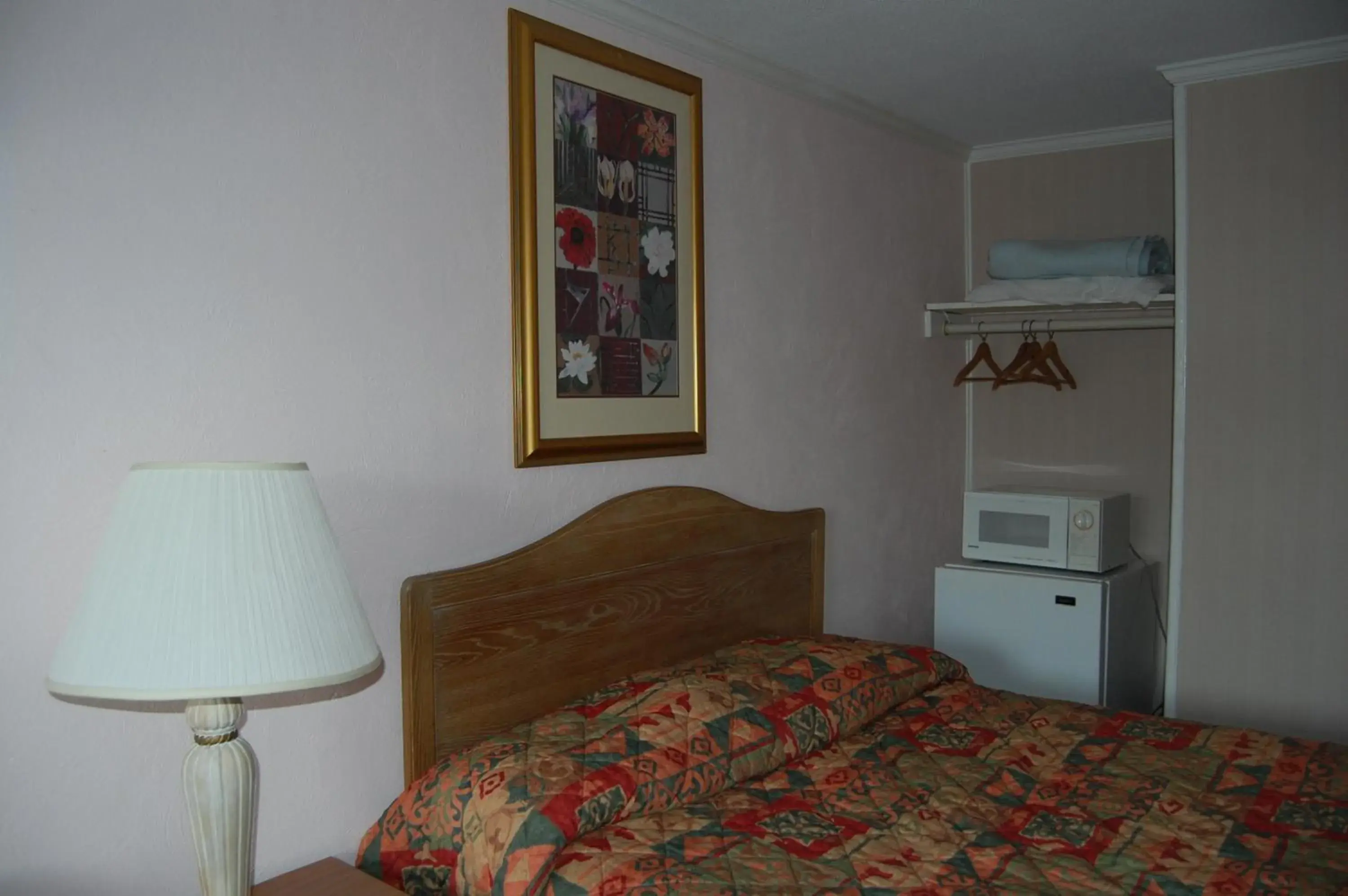 Queen Room - Non-Smoking in Sea Breeze Ocean City Queen Room - Non-Smoking in Sea Breeze Ocean City