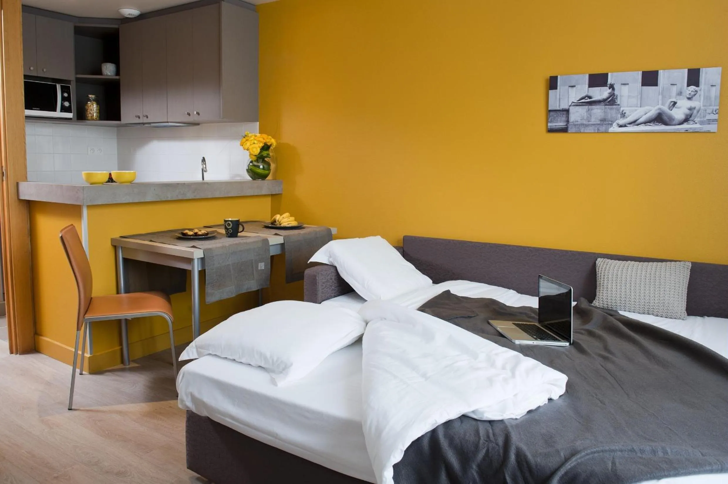 Kitchen or kitchenette, Bed in Aparthotel Adagio Paris XV