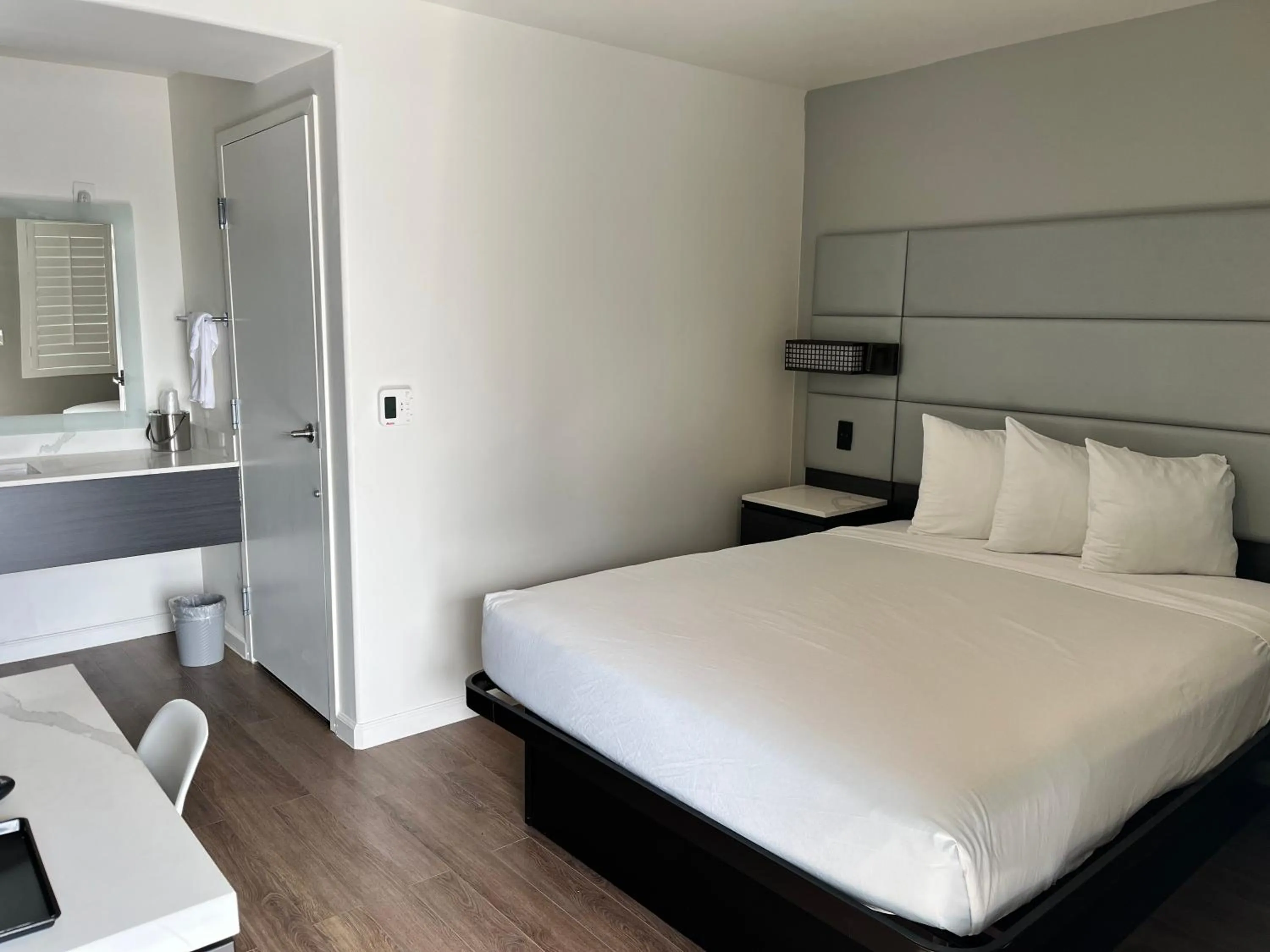 Bed in Signature Inn Santa Clara