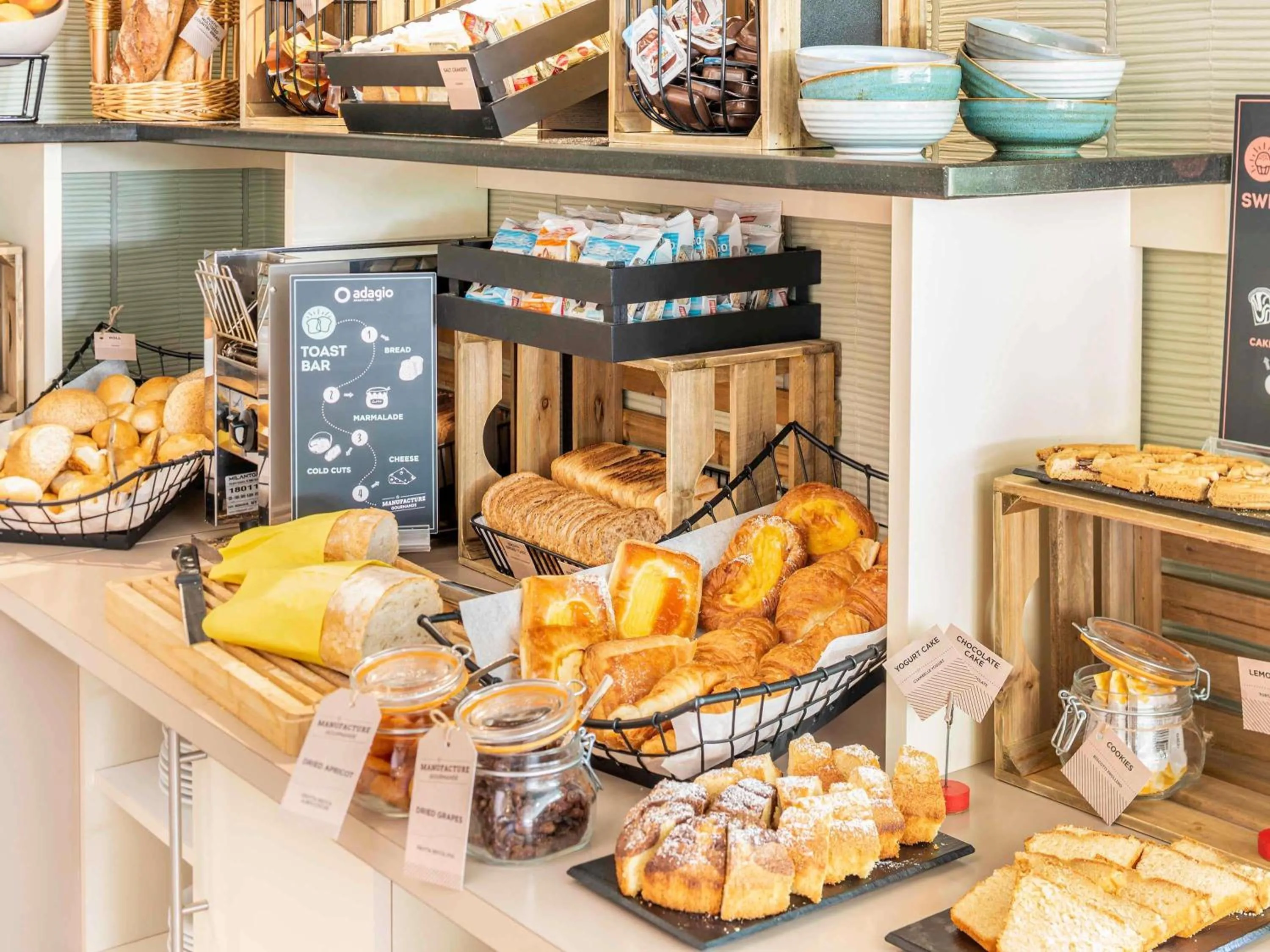 Breakfast in Aparthotel Adagio La Défense Le Parc